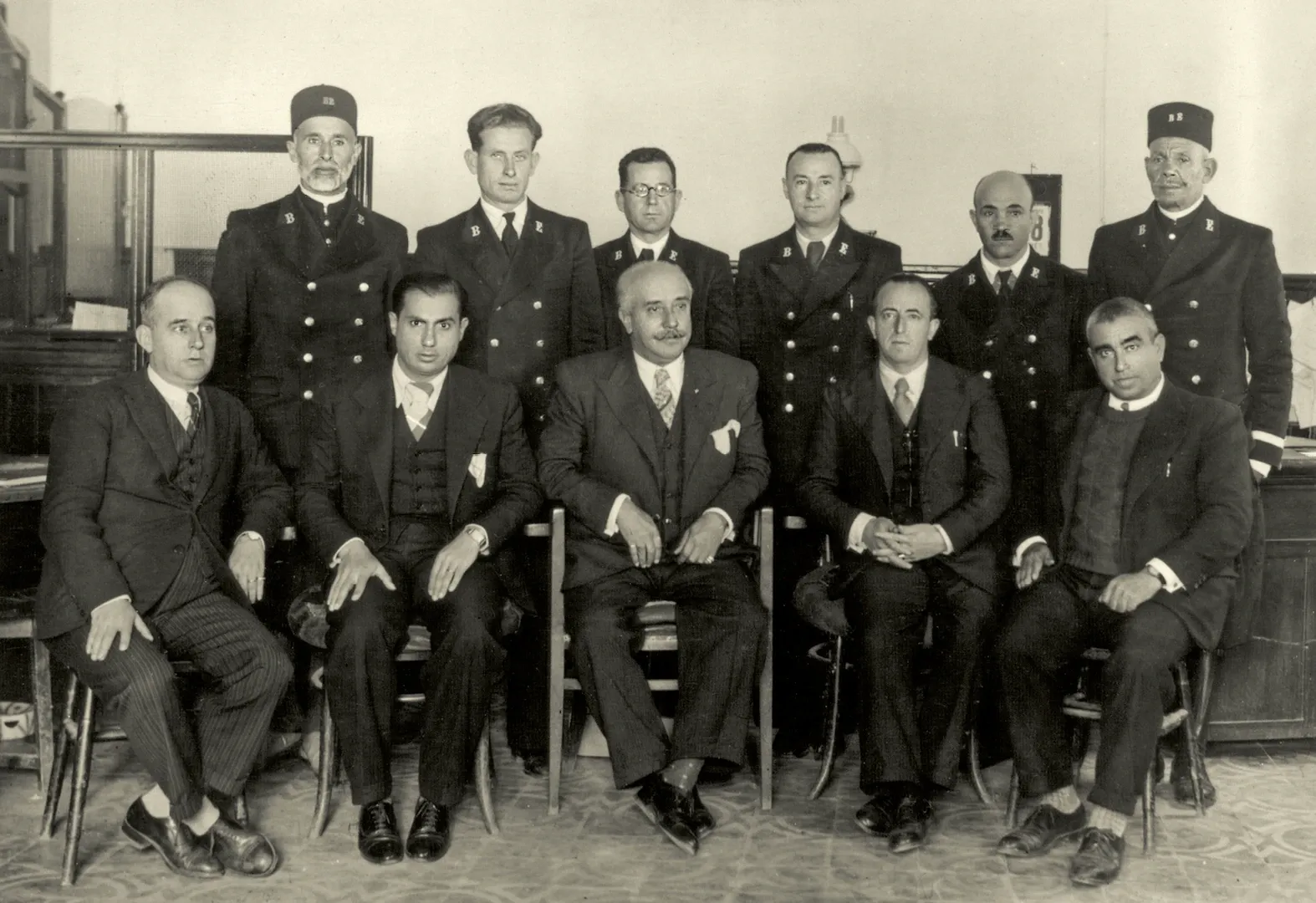 Empleados de la agencia de Larache. Ca. 1936. Fotógrafo: Photo Diodoro. Positivo. Plata en gelatina. N.º inv. 610.