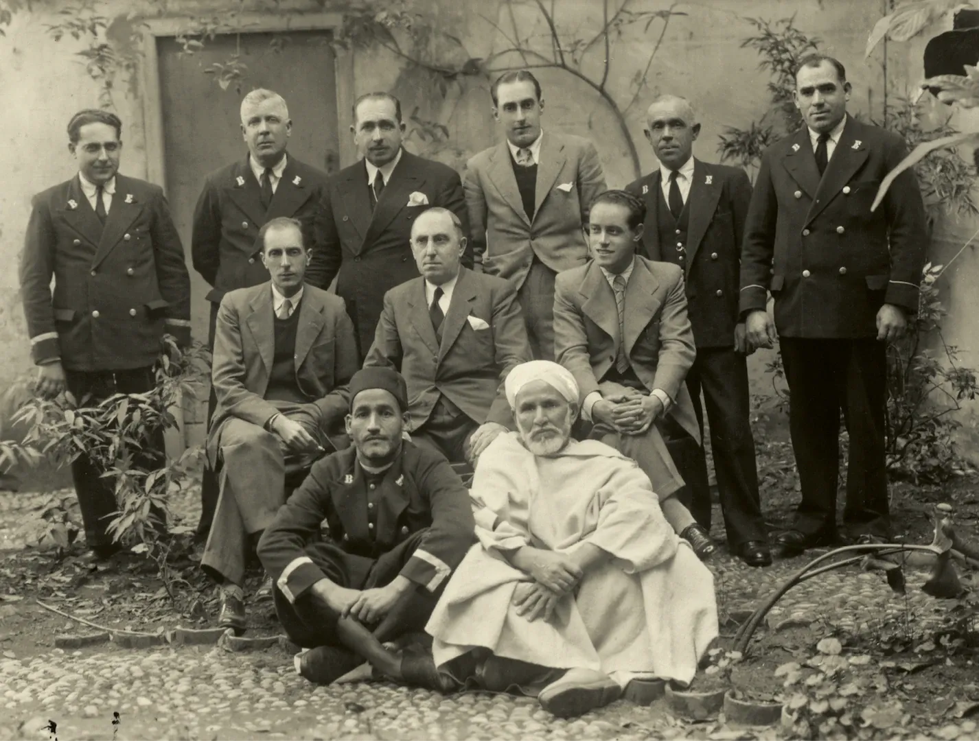 Empleados de la agencia de Tánger. Ca. 1936. Fotógrafo: José Blanco. Positivo. Plata en gelatina. N.º inv. 613.