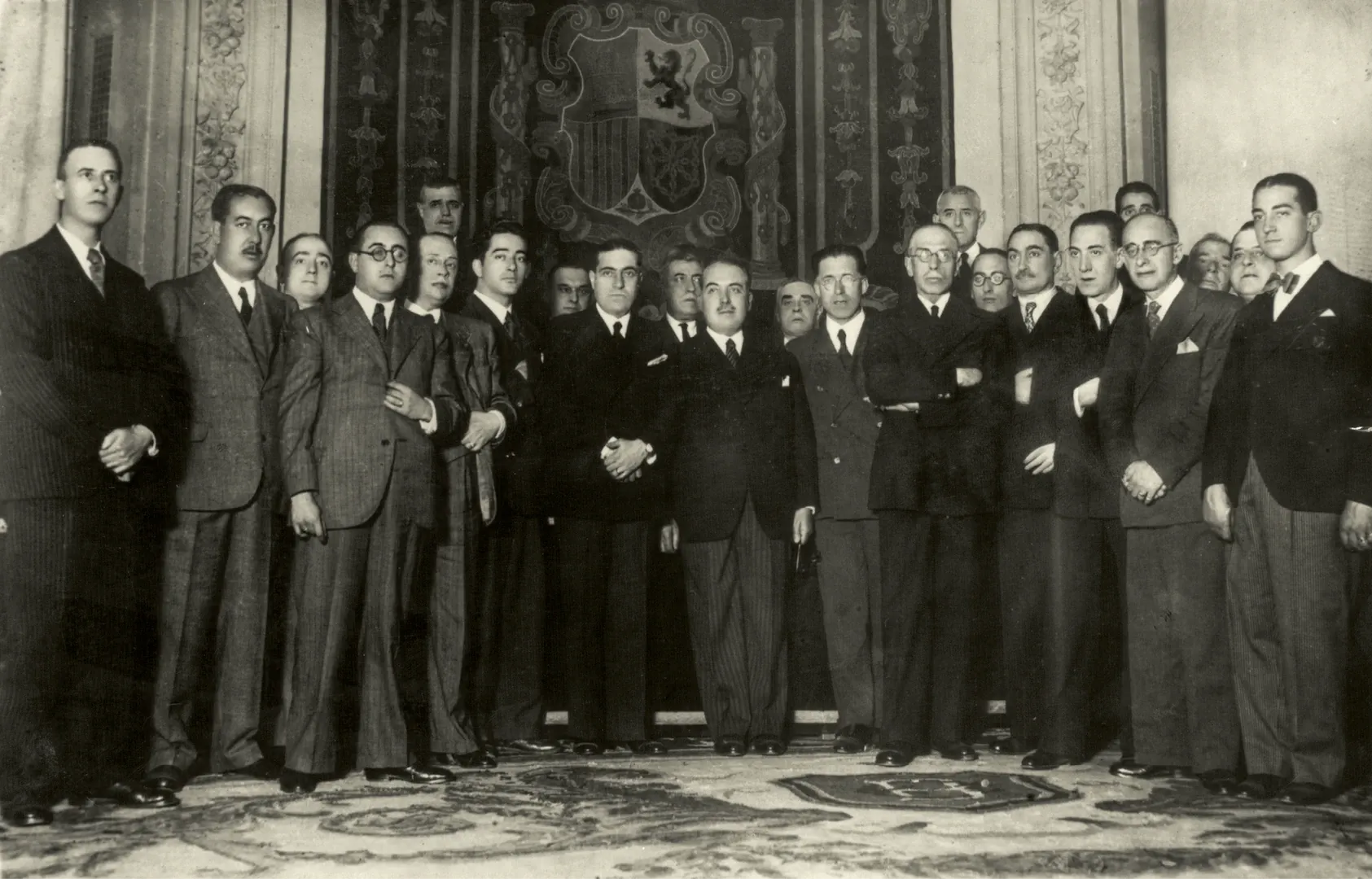 Pedro Pan Gómez, subgobernador 1.º, junto a los miembros de la Asociación General de Empleados del Banco de España. A su izquierda, Antonio Rodríguez y Morales de Setién, vicepresidente del Consejo Directivo de la Asociación. Ca. 1936. Fotógrafo: desconocido. Positivo. Plata en gelatina. N.º inv. 616.