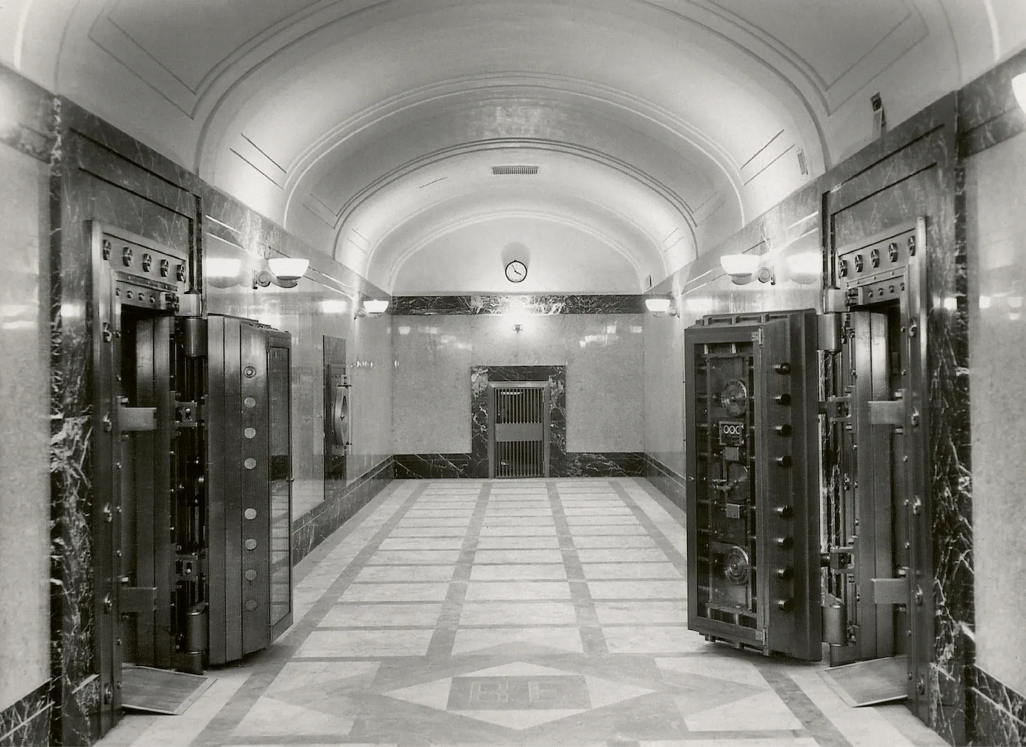 Madrid. Vestíbulo central de la caja subterránea del Banco de España. 1936. Fotógrafo: Antonio de Zárraga. Positivo. Plata en gelatina. N.º inv. 1055.