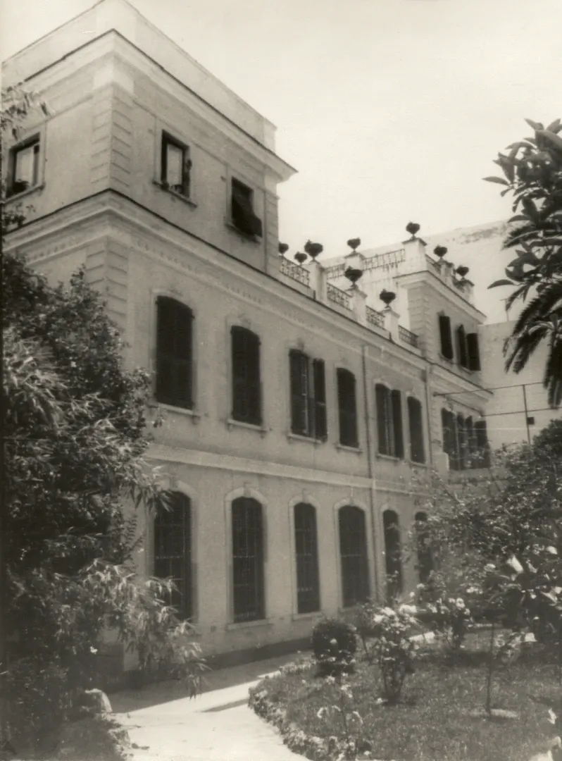 Sucursal de Algeciras. Vista de la fachada posterior y jardín (calle de Regino Martínez, 16-18, sede entre 1930 y 1981). 1971. Fotógrafo: Foto Salcedo. Positivo. Plata en gelatina. N.º inv. 1191.