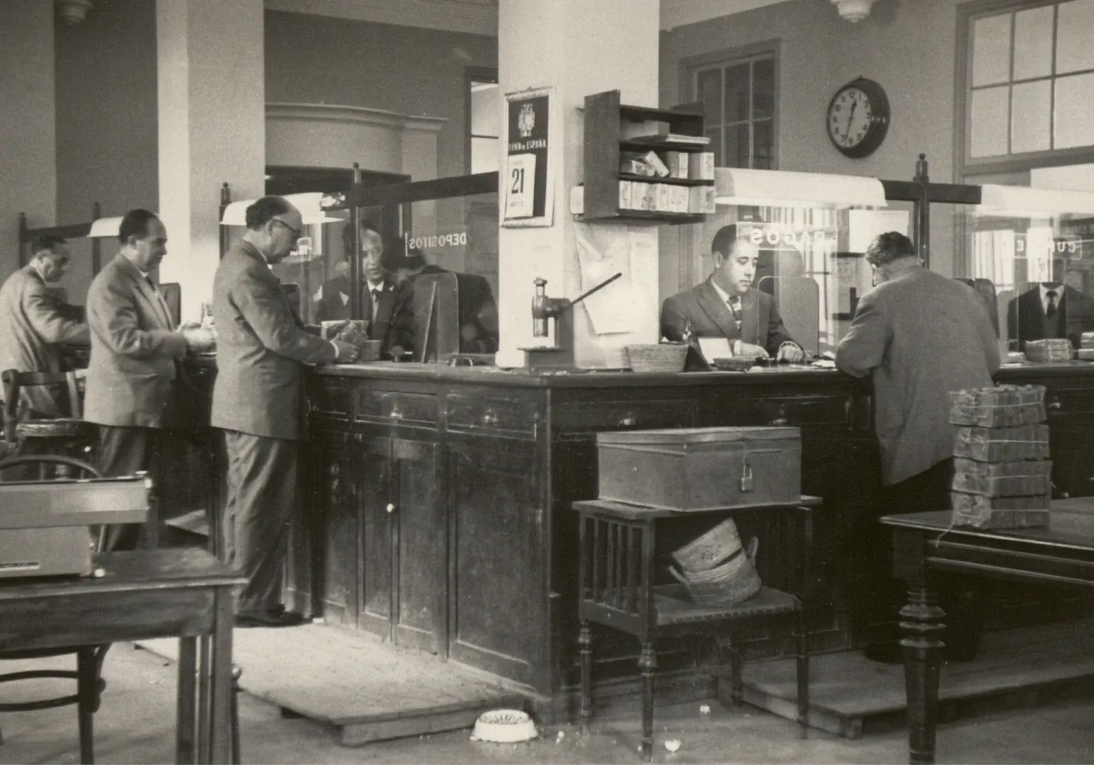 Sucursal de Algeciras. Ventanillas de atención al público (calle de Regino Martínez, 16-18, sede entre 1930 y 1981). Ca. 1957. Fotógrafo: Foto Salcedo. Positivo. Plata en gelatina. N.º inv. 1199.