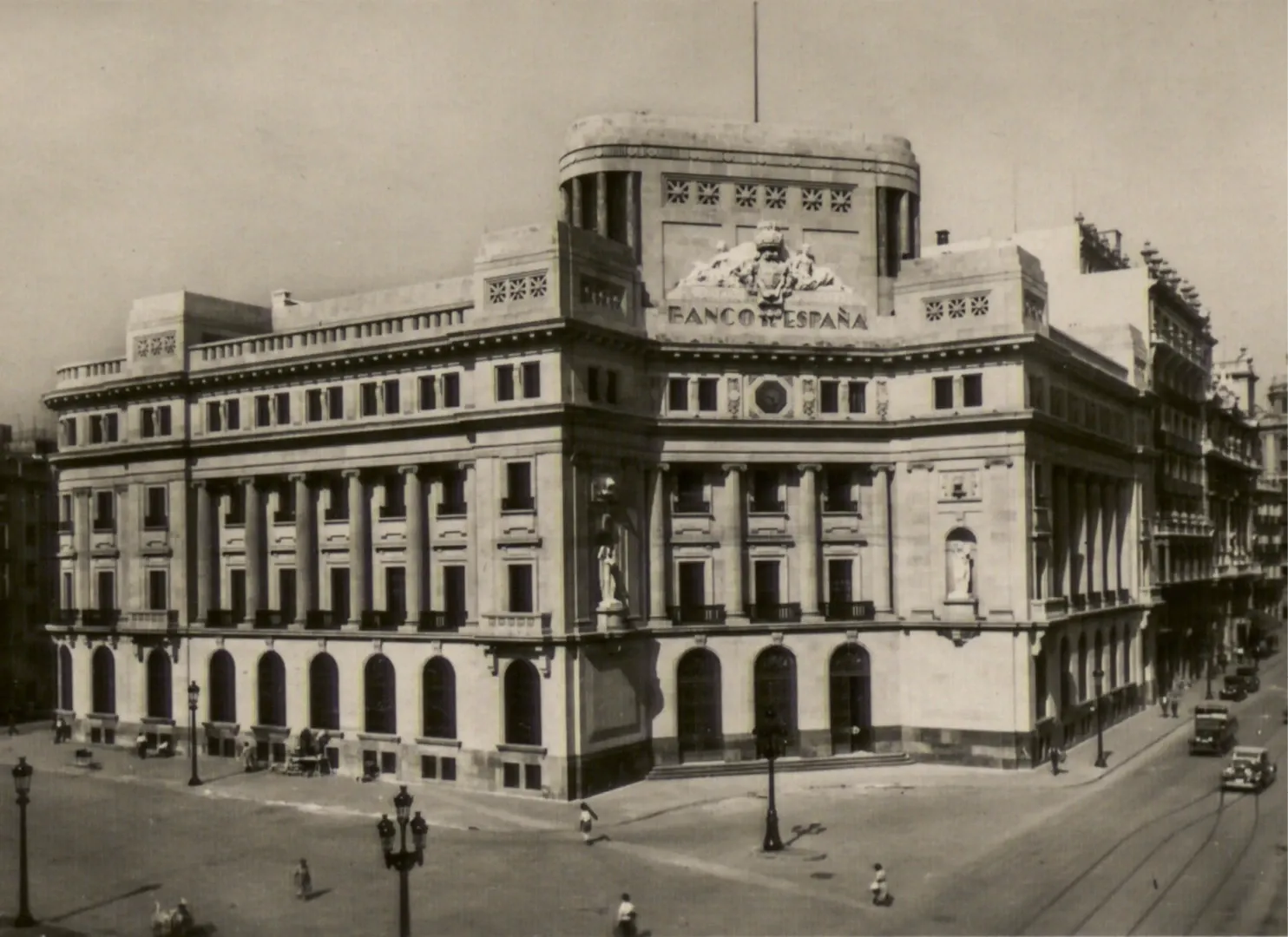 Sucursal de Barcelona. Vista exterior del edificio (vía Layetana, 32-34, sede entre 1932 y 1955, obra de los arquitectos José Yárnoz Larrosa y Luis Menéndez Pidal). Ca. 1932. Fotógrafo: Adolfo Zerkowitz Schlesinger. Positivo. Plata en gelatina. Tarjeta portal. N.º inv. 1322.