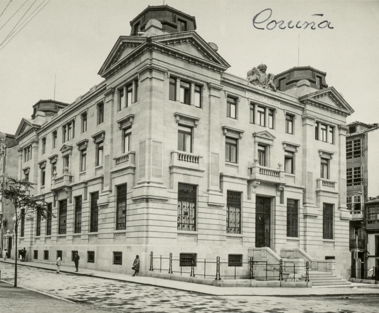 Sucursal de La Coruña. Vista exterior del edificio (calle Durán Lóriga, 16, sede desde 1926, obra de los arquitectos José de Astiz y Pedro R. Mariño Ortega). Ca. 1926. Fotógrafo: desconocido. Positivo. Plata en gelatina. N.º inv. 1467.