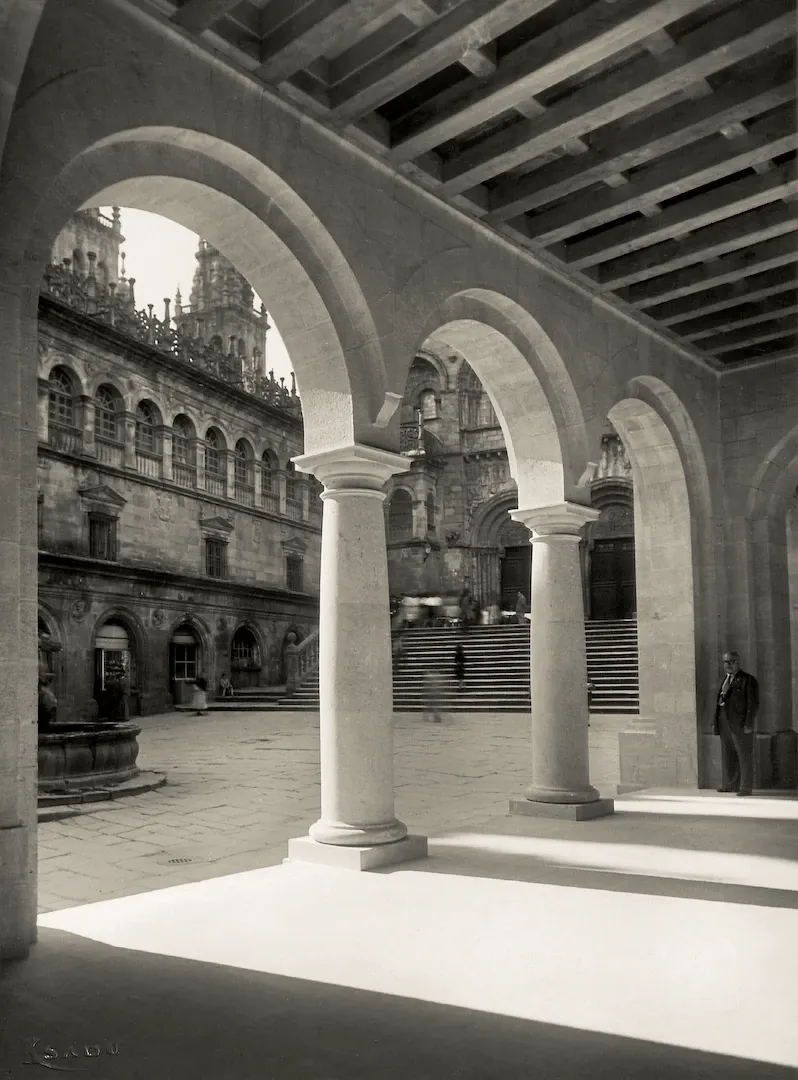 Sucursal de Santiago de Compostela. Vista de la catedral desde el pórtico de la sucursal (plaza de las Platerías, sede entre 1949 y 2004, obra del arquitecto Romualdo de Madariaga). 1949. Fotógrafo: Luis Ksado. Positivo. Plata en gelatina. N.º inv. 1899.