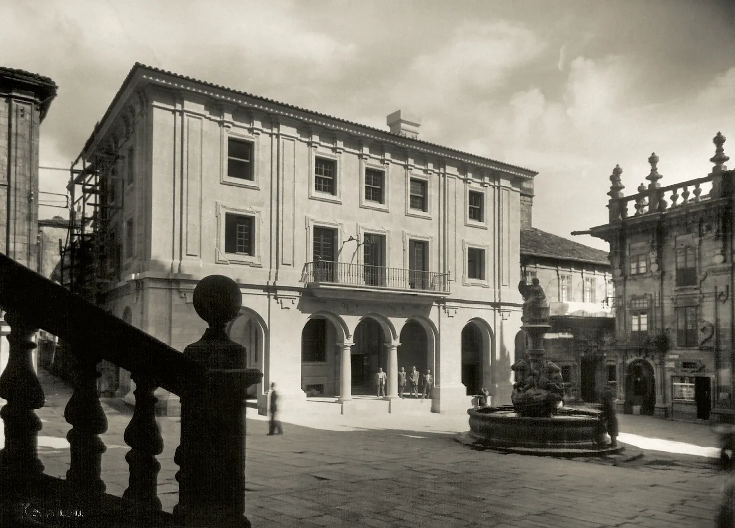 Sucursal de Santiago de Compostela. Vista exterior del edificio (plaza de las Platerías, sede entre 1949 y 2004, obra del arquitecto Romualdo de Madariaga). 1949. Fotógrafo: Luis Ksado. Positivo. Plata en gelatina. N.º inv. 1900.