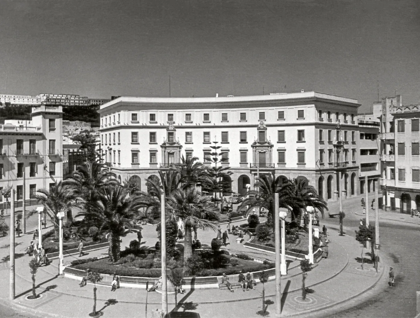 Agencia de Tetuán. Vista exterior del edificio (plaza de Muley El Mehdi, sede entre 1950 y 1960, obra del arquitecto José Yárnoz Larrosa). Ca. 1950. Fotógrafo: Francisco García Cortés. Positivo. Plata en gelatina. N.º inv. 2009.