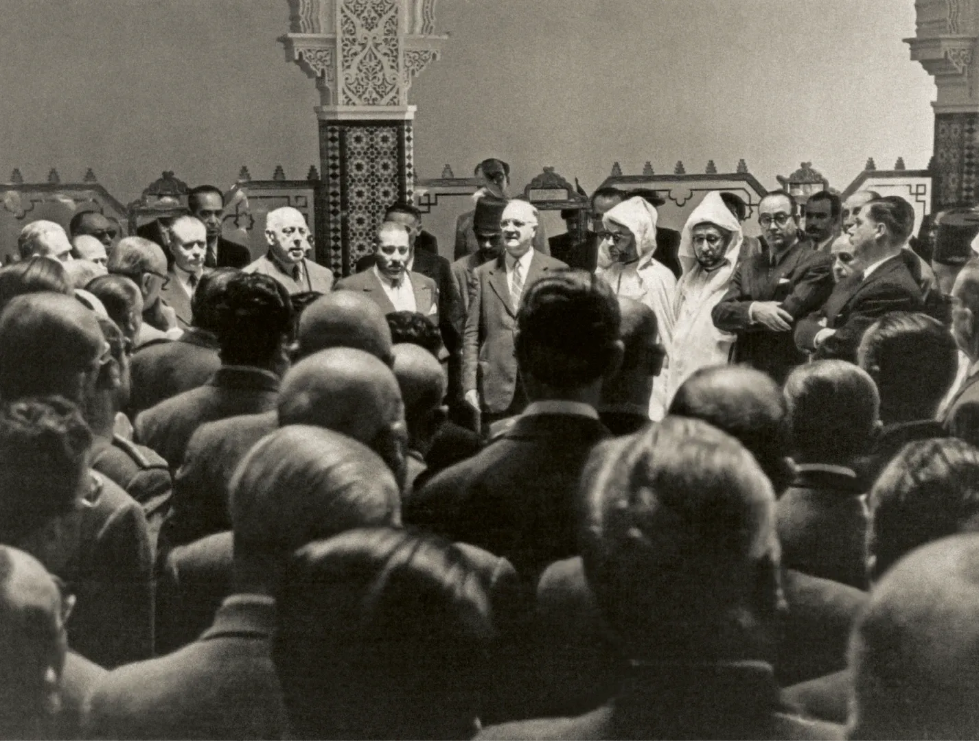 Agencia de Tetuán. Acto de inauguración del edificio, con asistencia del consejero Luis Olariaga Pujana (plaza de Muley El Mehdi, sede entre 1950 y 1960, obra del arquitecto José Yárnoz Larrosa). 1950. Fotógrafo: Francisco García Cortés. Positivo. Plata en gelatina. N.º inv. 2012.