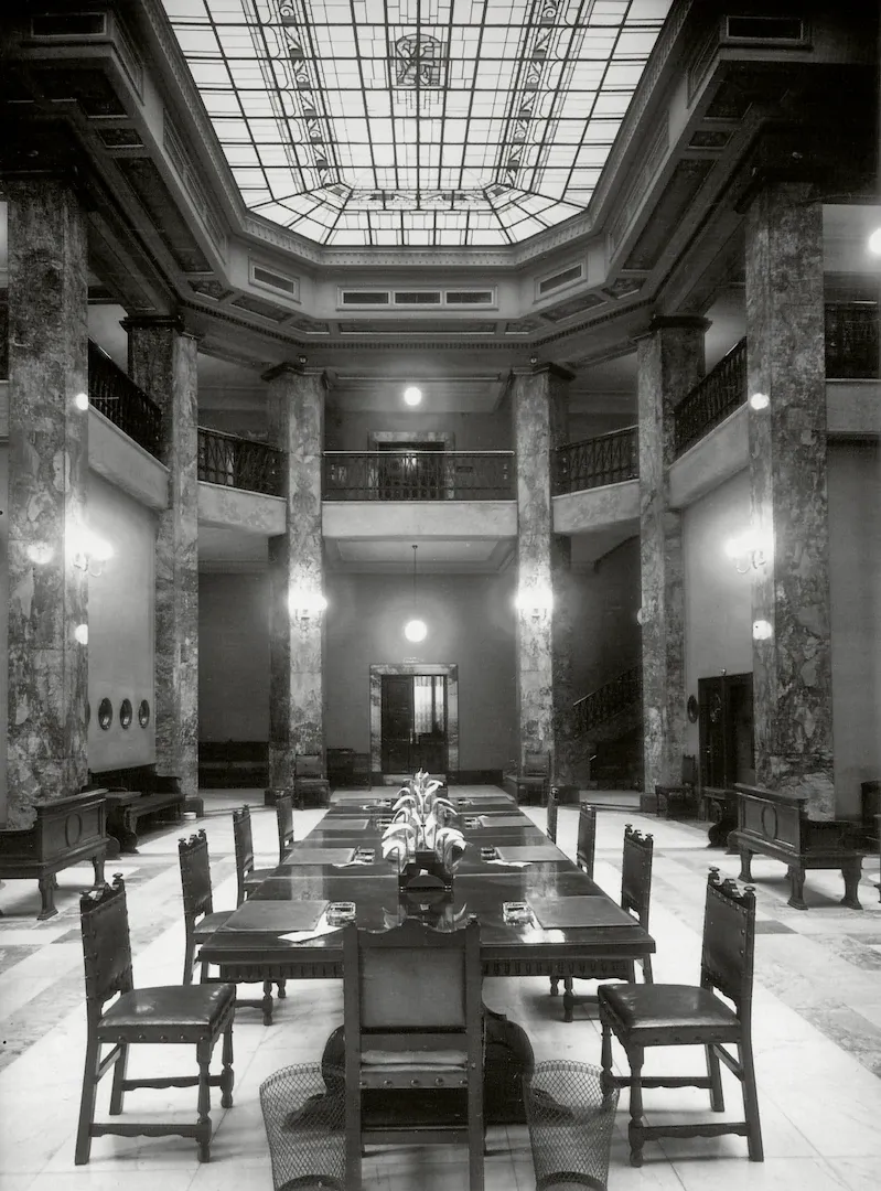 Sucursal de Zaragoza. Patio de Operaciones (plaza de la Constitución, actual plaza de España, 8, sede desde 1936, obra de los arquitectos Romualdo de Madariaga y Juan de Zavala Lafora). Ca. 1936. Fotógrafo: Coyne. Positivo. Plata en gelatina. N.º inv. 2122.