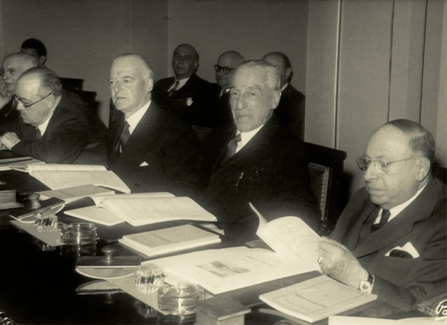 Consejeros del Banco de España en una reunión sin identificar. De izquierda a derecha, Juan Antonio Gamazo, Lorenzo Martínez-Fresneda, Fernando Sartorius, Jacobo Fitz-James Stuart e Ignacio Herrero de Collantes. Ca. 1941-1942. Fotógrafo: Cristóbal Portillo Robles. Positivo. Plata en gelatina. N.º inv. 2125.