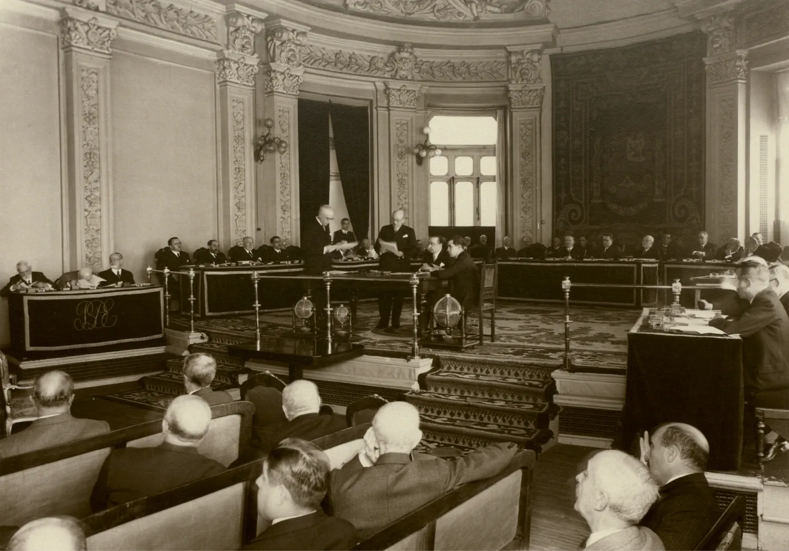 Reunión de la Junta General de Accionistas celebrada bajo la presidencia del gobernador Alfredo Zavala Lafora los días 4 y 11 de marzo de 1934. Vista de la presidencia. Fotógrafo: Cristóbal Portillo Robles. Positivo. Plata en gelatina. N.º inv. 2133.