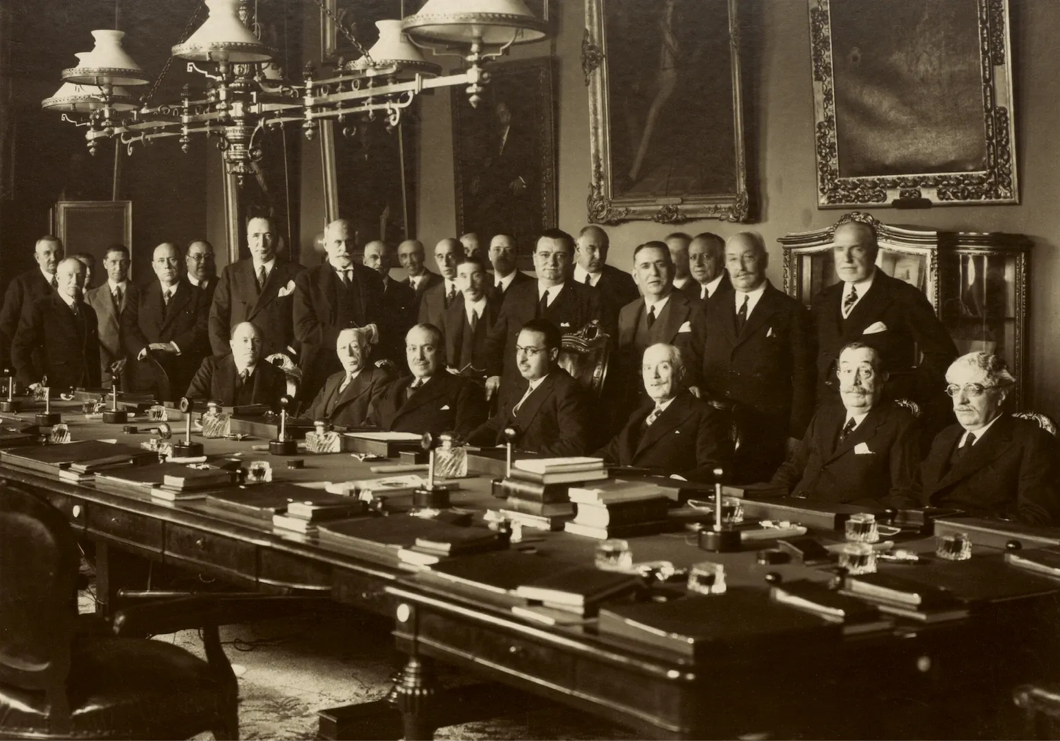 Reunión del Consejo General del Banco de España. Sentado, en el centro, el gobernador Alfredo Zavala Lafora. A su derecha, Pedro Pan, subgobernador 1.º, y a su izquierda, José Suárez-Figueroa, subgobernador 2.º. 1934. Fotógrafo: Cristóbal Portillo Robles. Positivo. Plata en gelatina. N.º inv. 2136.