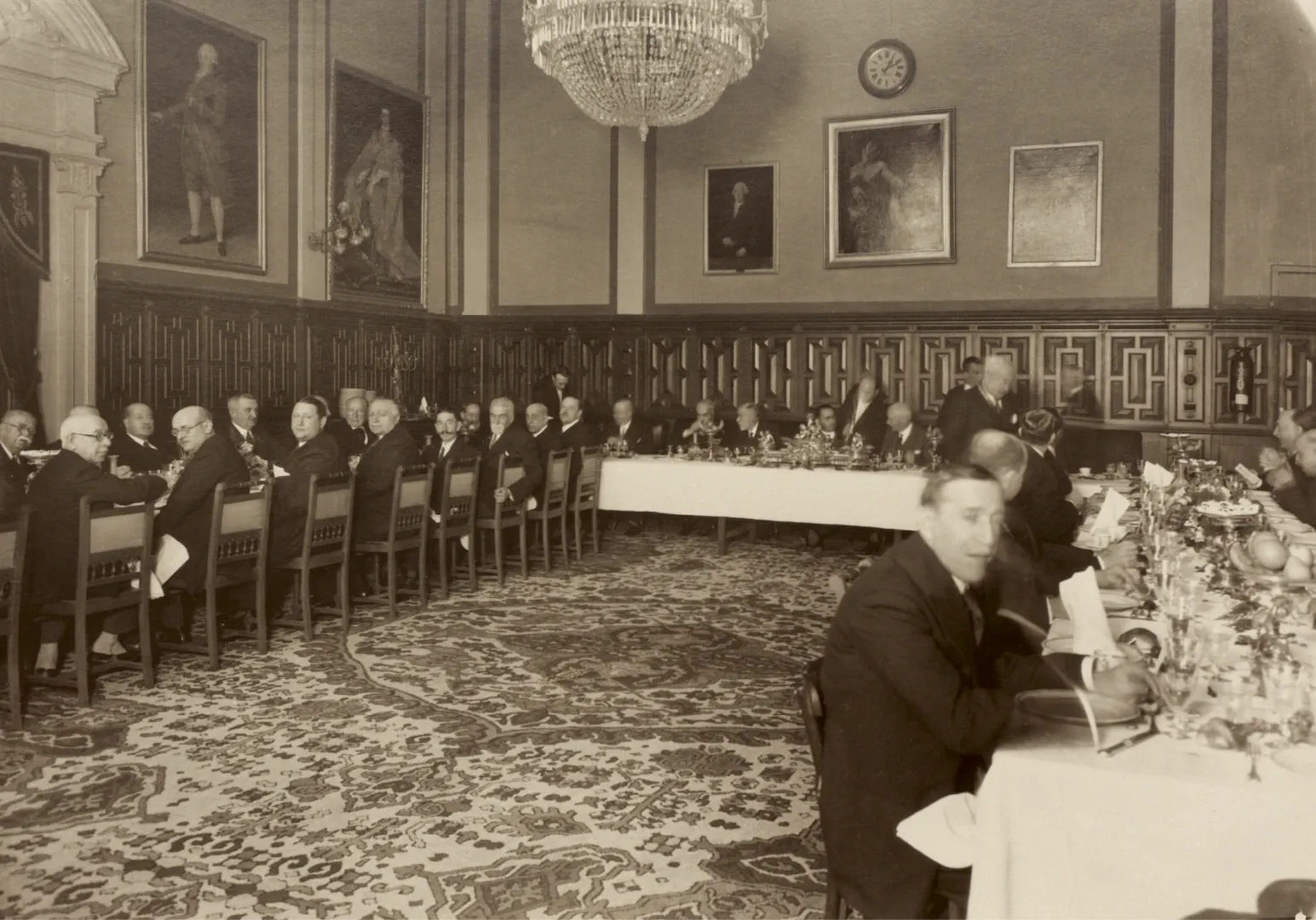 Banquete ofrecido en el salón de Comisiones del Banco de España (actual salón de la Comisión Ejecutiva) con motivo de la reunión de la Junta General de Accionistas de marzo de 1934. Fotógrafo: Cristóbal Portillo Robles. Positivo. Plata en gelatina. N.º inv. 2138.