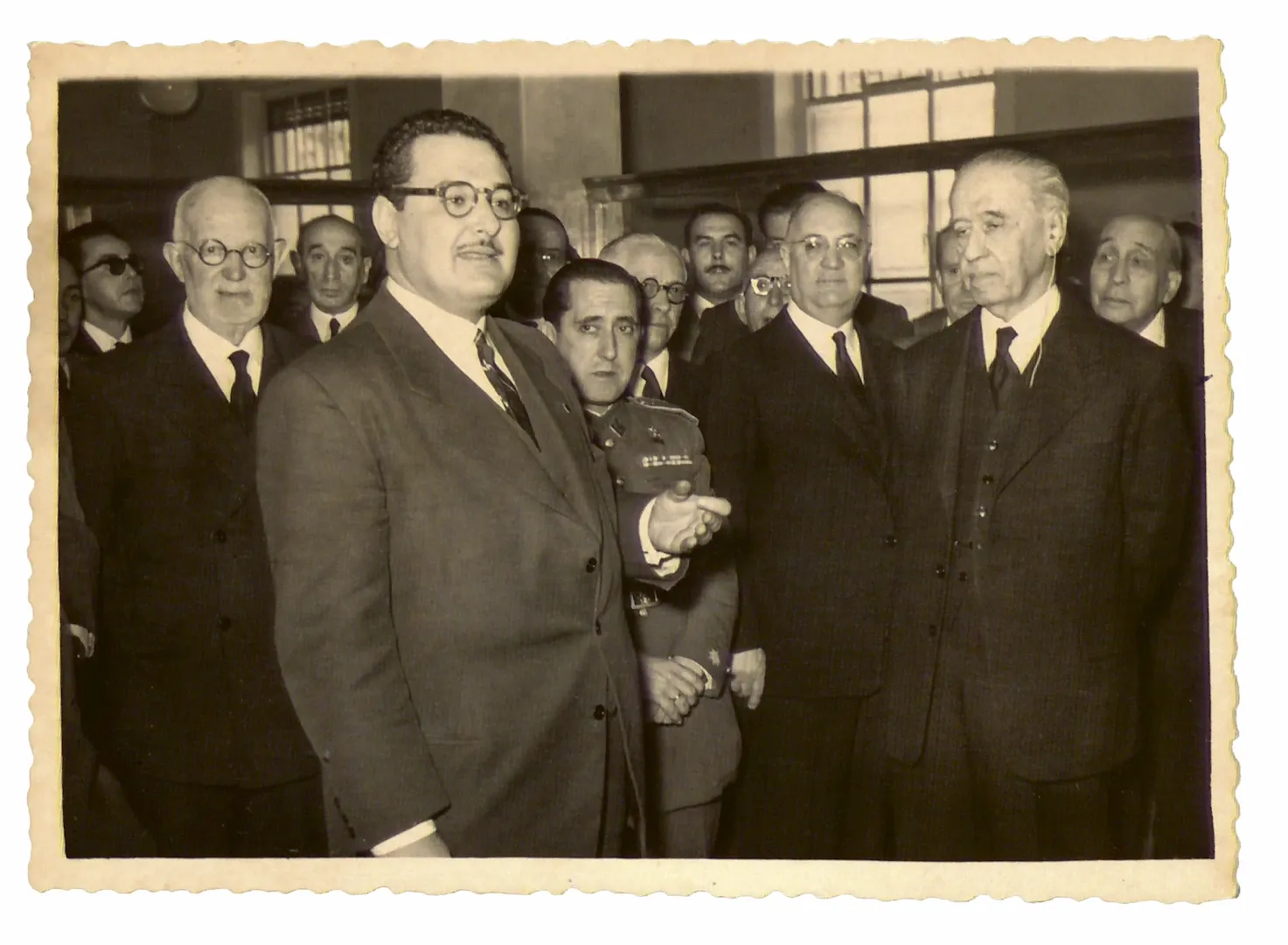 Sucursal de Segovia. Acto de inauguración del edificio, construido en el mismo solar que ocupaba el edificio anterior, con asistencia del gobernador, Joaquín Benjumea Burín (calle del Cronista Ildefonso Rodríguez, 1 y 3, sede entre 1950 y 2002, obra del arquitecto Romualdo de Madariaga). 1952. Fotógrafo: Félix París Vicente. Positivo. Plata en gelatina. N.º inv. 2163.