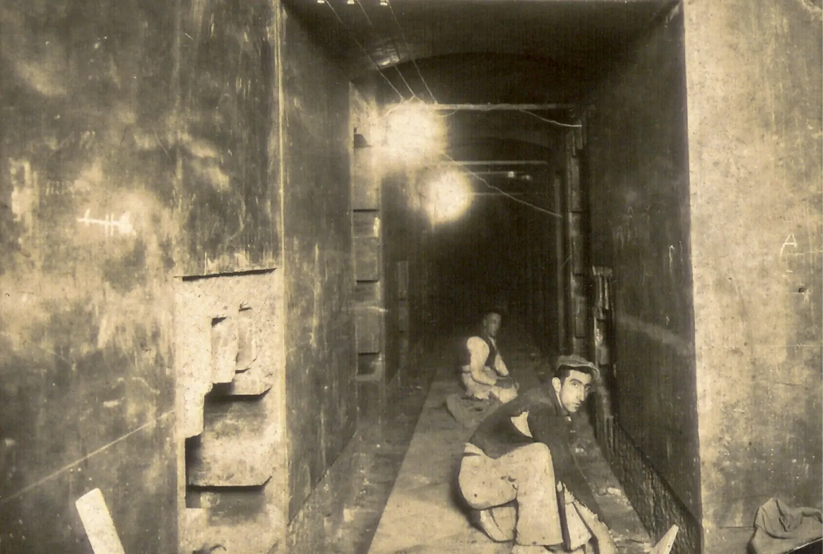 Madrid. Construcción de la caja subterránea del edificio del Banco de España. Galería de unión de las camaretas de alquiler. Ca. 1932-1935. Fotógrafo: desconocido. Positivo. Plata en gelatina. N.º inv. 2320.