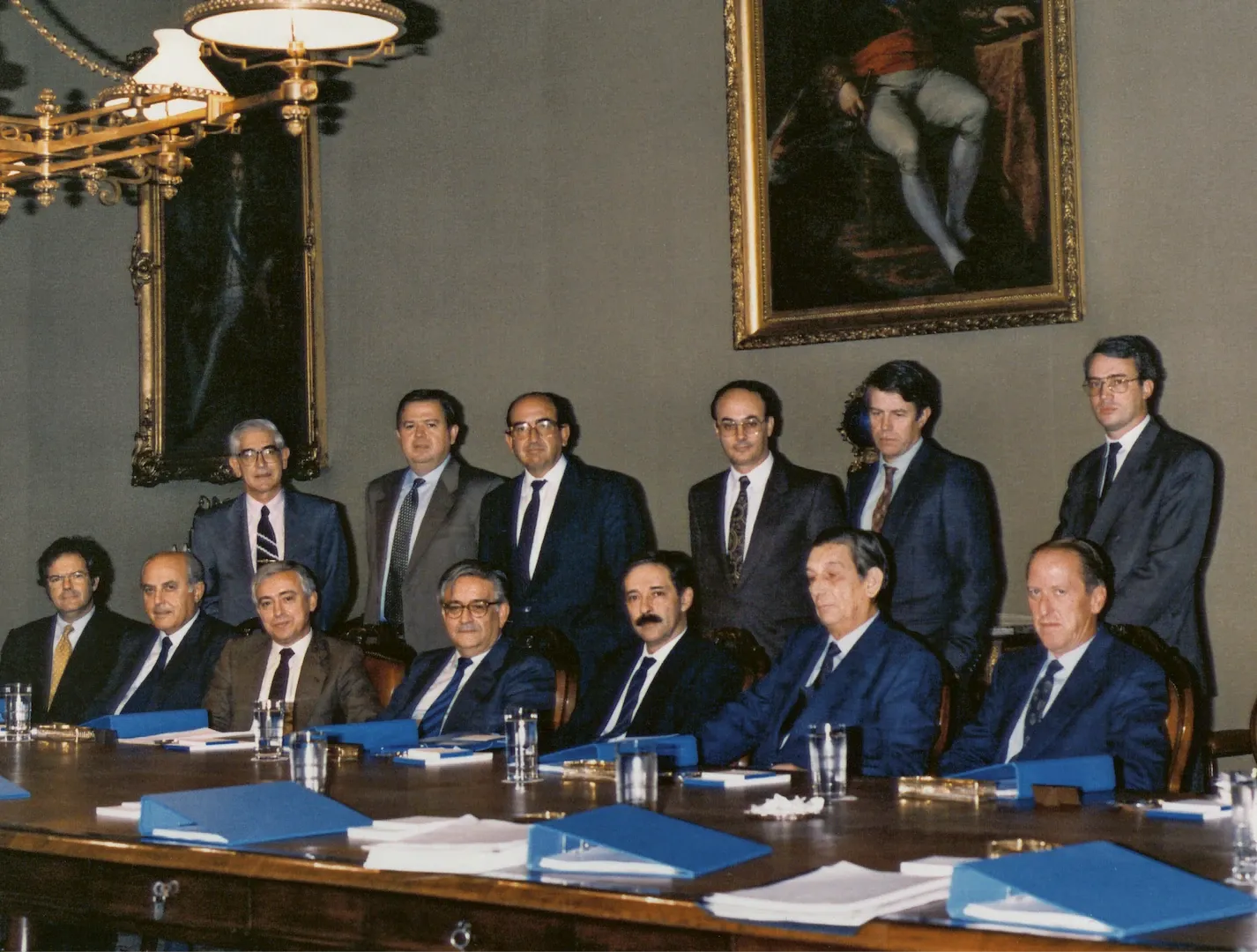 Reunión del Consejo General del Banco de España. Sentados, de izquierda a derecha, Alfredo Pastor y José Luis Sureda, consejeros; Miguel Martín, subgobernador; Luis Ángel Rojo, gobernador; Julio Segura, Luis Díez-Picazo y Tomás Ramón Fernández Rodríguez, consejeros. De pie, Enrique Giménez-Arnau, secretario general; José Luis Malo de Molina, Ángel Madroñero, Luis Linde y Gonzalo Gil, directores generales; y Jesús Cao, representante de Personal. 27 de octubre de 1992. Fotógrafo: desconocido. Positivo. Copia cromógena. N.º inv. 2322.