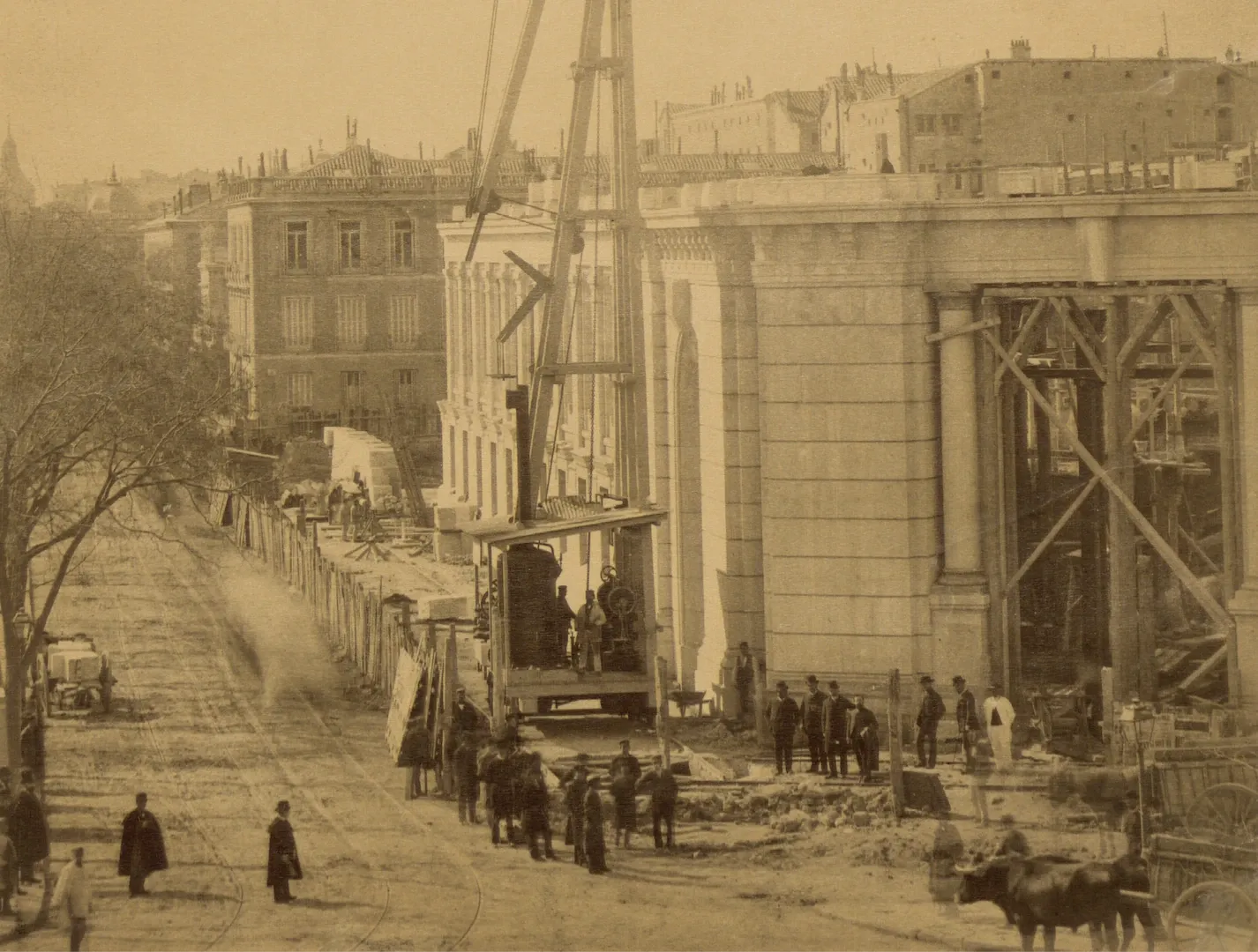 Madrid. Grúa de vapor subiendo materiales al edificio del Banco de España en construcción. Vista de la fachada del paseo del Prado y del chaflán de Cibeles. Ca. 1886. Fotógrafo: J. Laurent y Cía. Positivo. Papel a la albúmina. N.º inv. 2327.