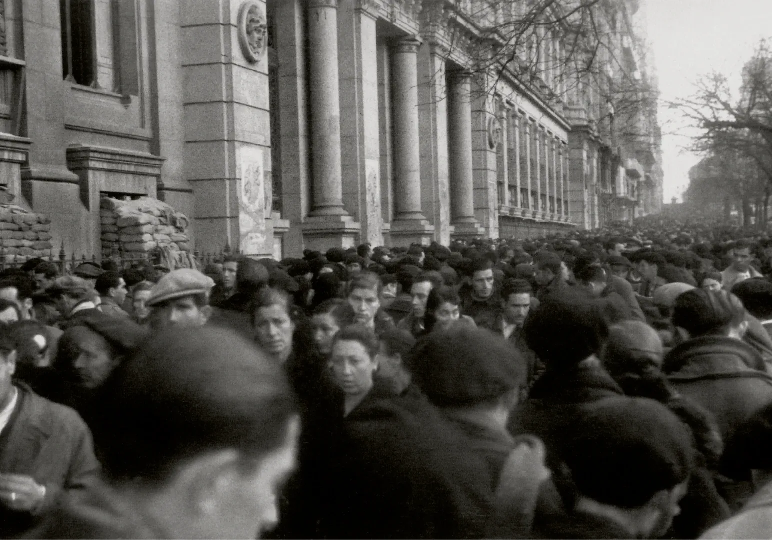 Colas formadas delante de la puerta del Banco de España en la calle de Alcalá para canjear los billetes republicanos tras la finalización de la Guerra Civil. 15 de abril de 1939. Copia posterior. Fotógrafo: Luis Vidal. N.º inv. 2333.