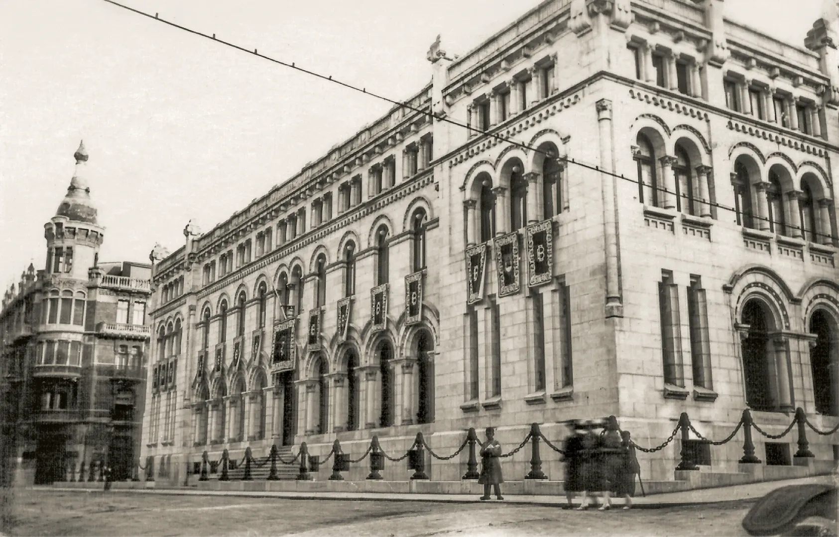 Sucursal de Oviedo. Vista exterior del edificio (calle Suárez de la Riva, 11, sede entre 1923 y 1982, obra de los arquitectos José de Astiz y Benito González del Valle). Ca. 1923. Fotógrafo: Celestino Collada Vega. Positivo. Plata en gelatina. Tarjeta postal. N.º inv. 2406.