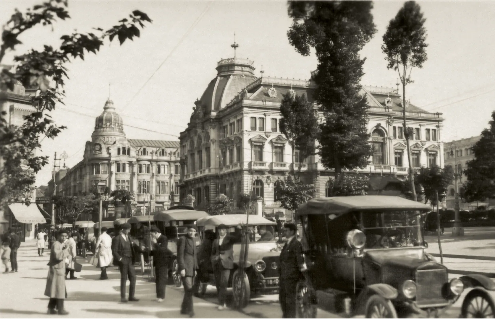 Oviedo. Diputación Provincial. En el margen derecho, el edificio de la sucursal del Banco de España en la calle Suárez de la Riva. Ca. 1923. Fotógrafo: Celestino Collada Vega. Positivo. Plata en gelatina. Tarjeta postal. N.º inv. 2408.