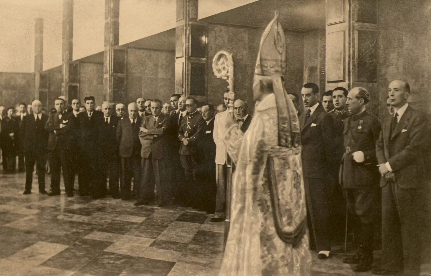 Sucursal de Granada. Acto de inauguración del edificio presidido por el arzobispo de Granada, Agustín Parrado García (calle Gran Vía de Colón, 16, sede entre 1941 y 2004, obra del arquitecto Secundino Zuazo Ugalde). 1941 (copia posterior de 1945). Fotógrafo: Manuel Torres Molina. Positivo. Plata en gelatina. N.º inv. 2464.