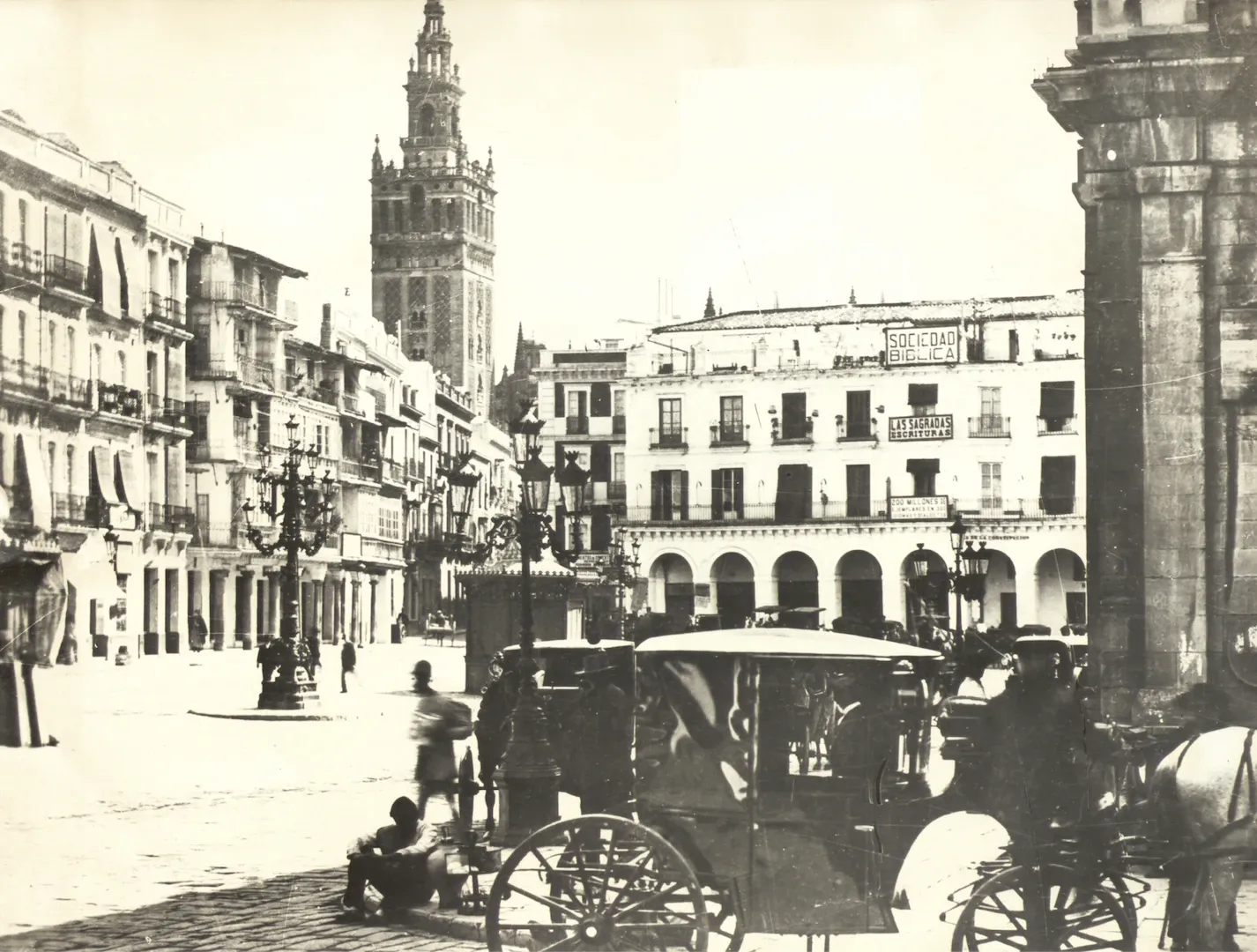 Sevilla. Vista de la plaza de San Francisco en 1897. En el lugar del edificio del fondo se construirá a comienzos del siglo XX la sucursal del Banco de España. 1897. Copia posterior. Fotógrafo: Rafael Garzón Rodríguez. Positivo. Plata en gelatina. N.º inv. 2470.