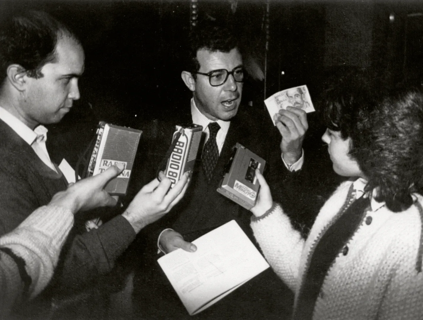 El gobernador del Banco de España, José Ramón Álvarez Rendueles, presentando a la prensa el nuevo billete de 2.000 pesetas de la emisión de 22 de julio de 1980. Sucursal de Sevilla, 29 de noviembre de 1983. Fotógrafo: desconocido. Positivo. Plata en gelatina. N.º inv. 2502.