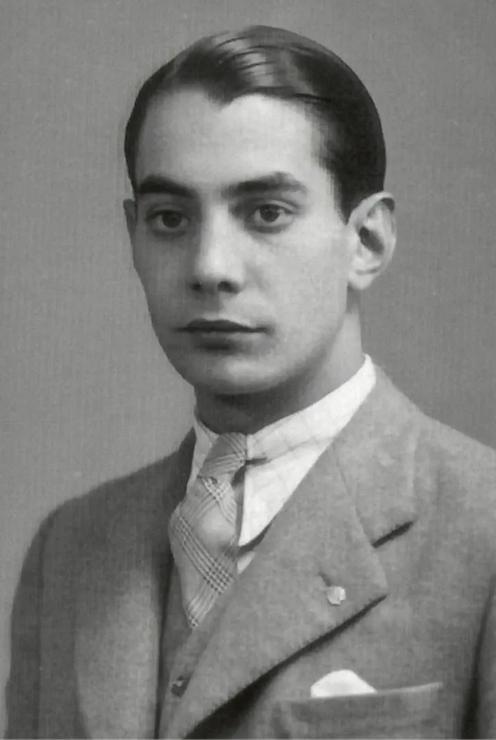 Carlos Hernando Martínez. Auxiliar temporero amovible. Sucursal de Burgos. Ca. 1941. Fotógrafo: Foto Nueva. Positivo. Plata en gelatina. N.º inv. 4204.