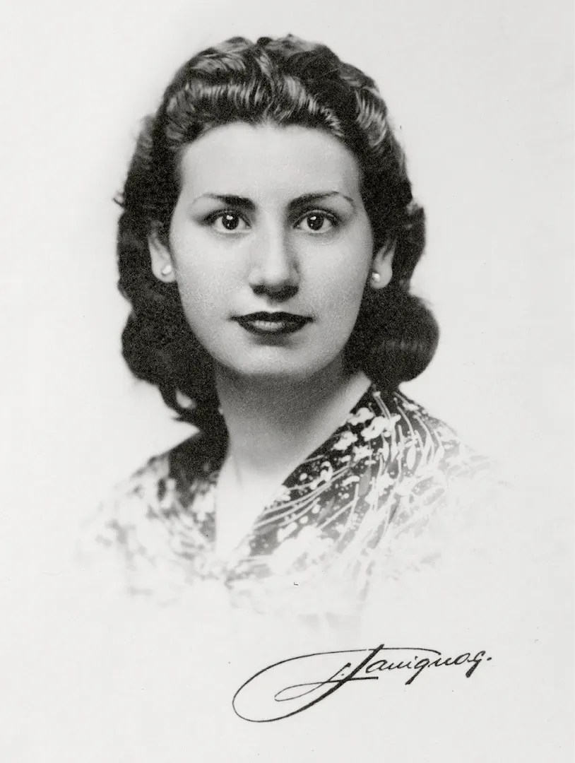 Julia Holgado Martín. Auxiliar temporera amovible. Sede de Madrid. Ca. 1941. Fotógrafo: Leopoldo Savignac Batistini. Positivo. Plata en gelatina. N.º inv. 4205.