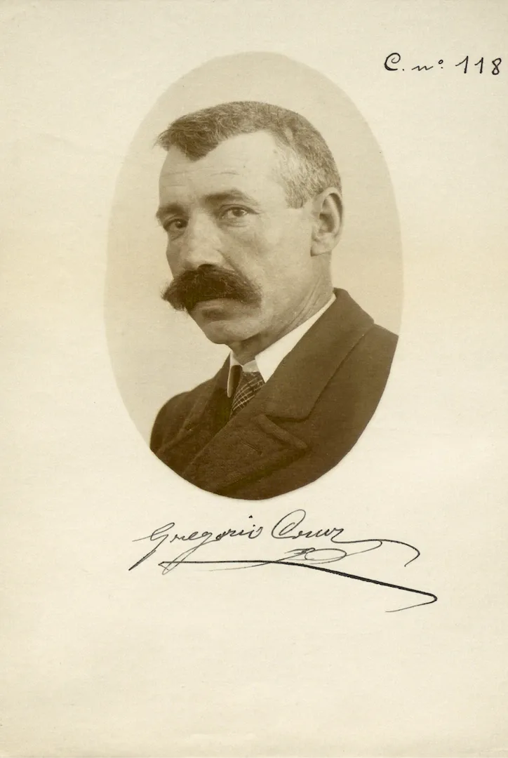 Gregorio Cruz Sánchez. Encargado del taller de encolado y satinación de la Fábrica de Billetes. Sede de Madrid. Entre 1905 y 1907. Fotógrafo (probable): José Irigoyen Zabaleta. Positivo. Plata en gelatina. N.º inv. 4227.