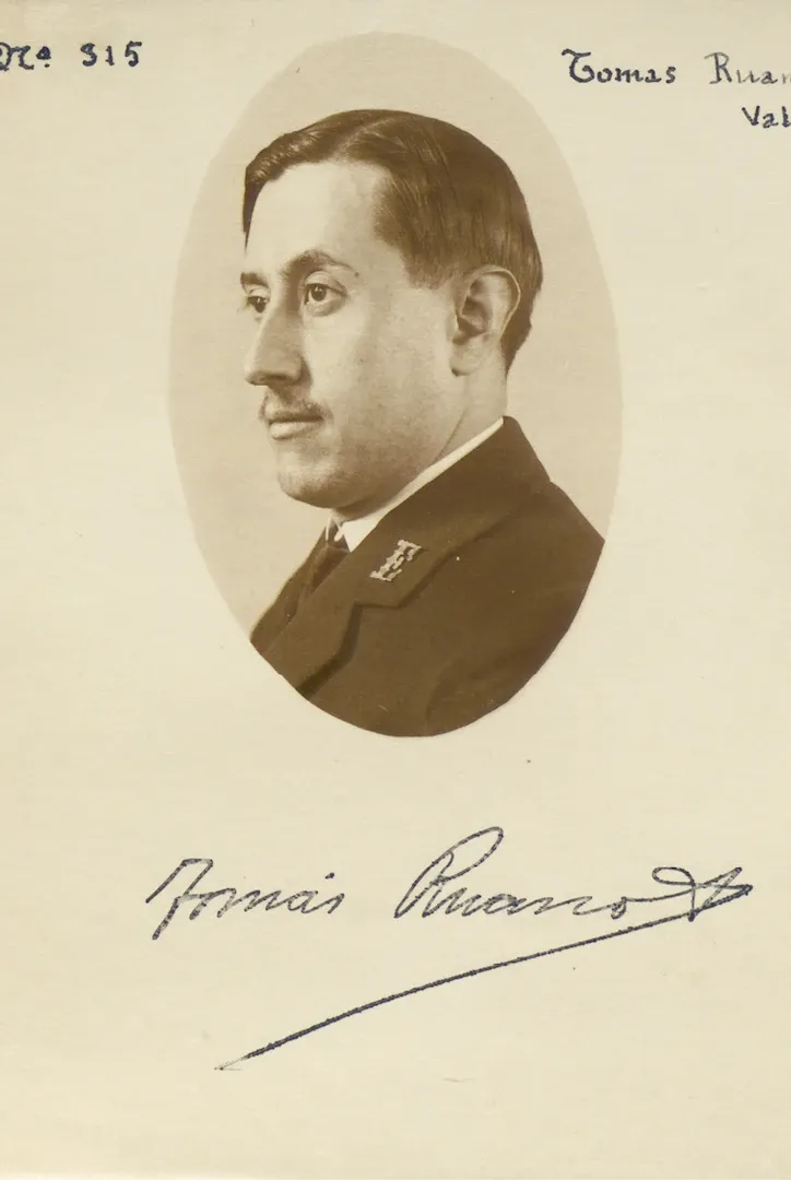 Tomás Ruano Vállega. Auxiliar de la Caja de Efectos. Sede de Madrid. Entre 1905 y 1907. Fotógrafo (probable): José Irigoyen Zabaleta. Positivo. Plata en gelatina. N.º inv. 4247.