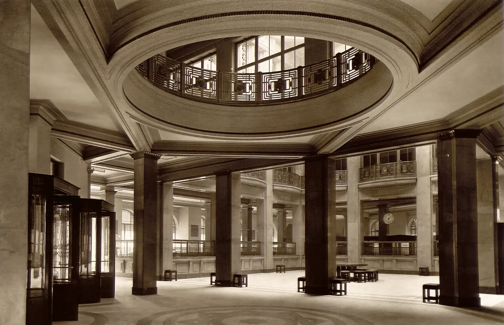 Sucursal de Barcelona. Perspectiva del patio de Operaciones (vía Layetana, 32-34, sede entre 1932 y 1955, obra de los arquitectos José Yárnoz Larrosa y Luis Menéndez Pidal). 1932. Fotógrafo: Andreu Puig Farran. Positivo. Plata en gelatina. N.º inv. 4367.