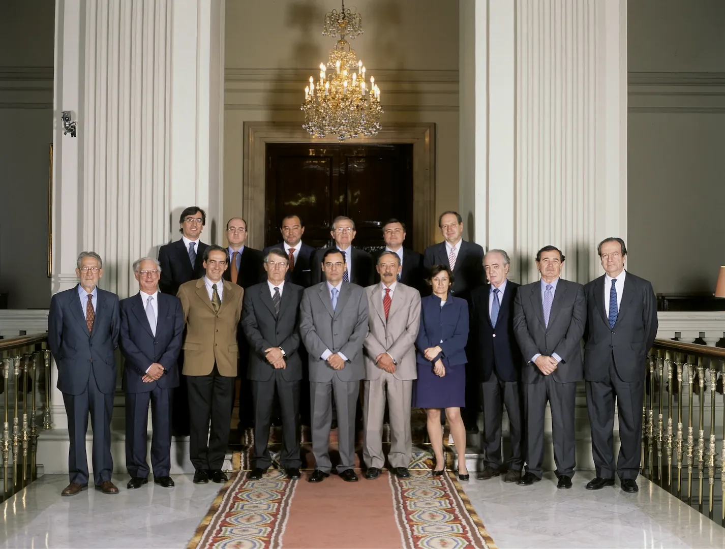 Los miembros del Consejo de Gobierno del Banco de España. De izquierda a derecha, fila de abajo: Juan Muñoz García, Joaquín Muns y José Manuel González-Páramo, consejeros; Gonzalo Gil, subgobernador; Jaime Caruana, gobernador; Julio Segura, consejero; Gloria Hernández García, directora general del Tesoro y Política Financiera; Jaime Requeijo y Eduardo Bueno, consejeros; y Juan Jesús Roldán, vicepresidente de la Comisión Nacional del Mercado de Valores. Fila de arriba: José Antonio Alepuz, secretario general; José María Roldán, Pedro Pablo Villasante, José Luis Malo de Molina, José Viñals y Javier Aríztegui, directores generales. 2003. Fotógrafo: desconocido. Copia cromógena. N.º inv. 4423.