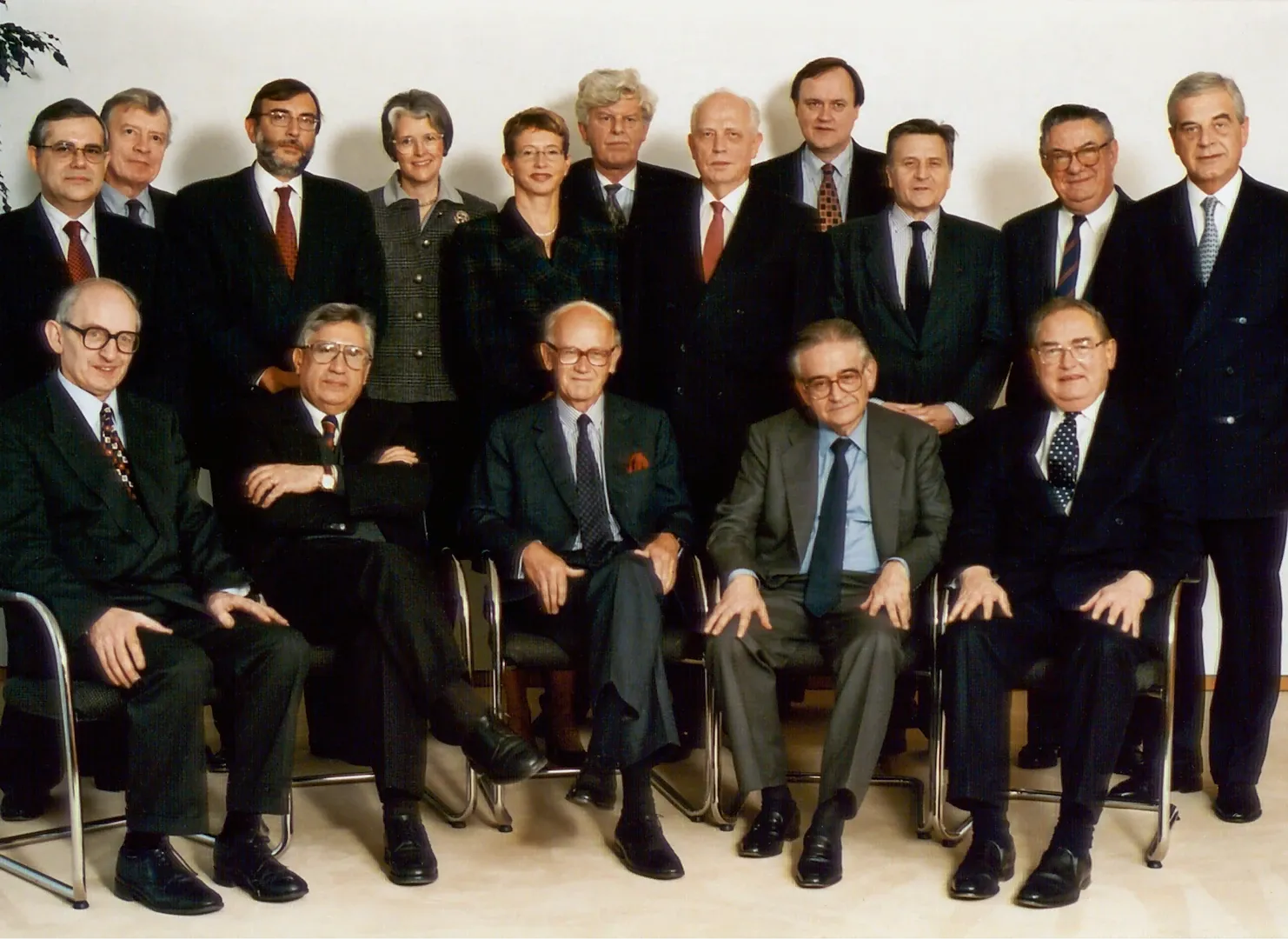 Reunión del Consejo de Gobierno del Banco Central Europeo (BCE). De pie, sexto por la izquierda, Wim Duisenberg, presidente del BCE; sentado, cuarto por la izquierda, Luis Ángel Rojo, gobernador del Banco de España. 1999. Fotógrafo: desconocido. Positivo. Copia cromógena.