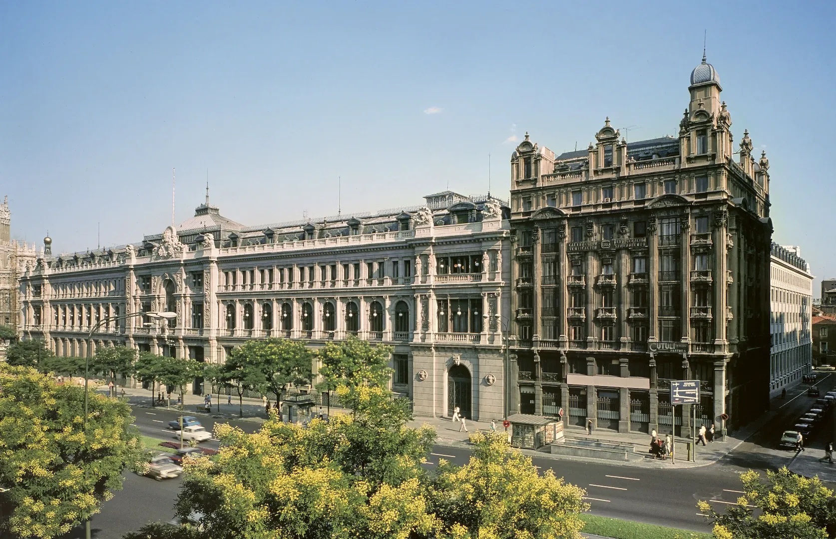 Madrid. Vista del Banco de España en su fachada de la calle de Alcalá antes de la demolición del Banco Pastor para la construcción de la última ampliación del edificio, que se realizará entre 2003 y 2006. Ca. 1980. Fotógrafo: desconocido. Positivo. Copia cromógena. N.º inv. 4474.