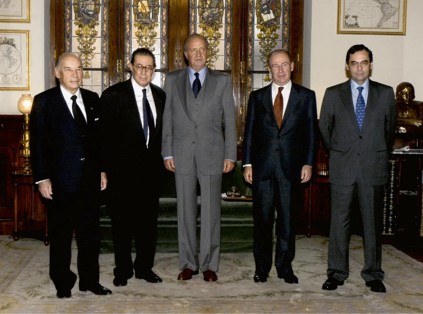 Entrega del Premio de Economía Rey de España a Juan Velarde Fuertes. De izquierda a derecha, José Celma Prieto, presidente de la Fundación que lleva su nombre; Juan Velarde; el rey don Juan Carlos; Rodrigo Rato, ministro de Economía, y Jaime Caruana, gobernador del Banco de España. 2002. Fotógrafo: Agencia EFE. Imagen digital. N.º inv. 4662.