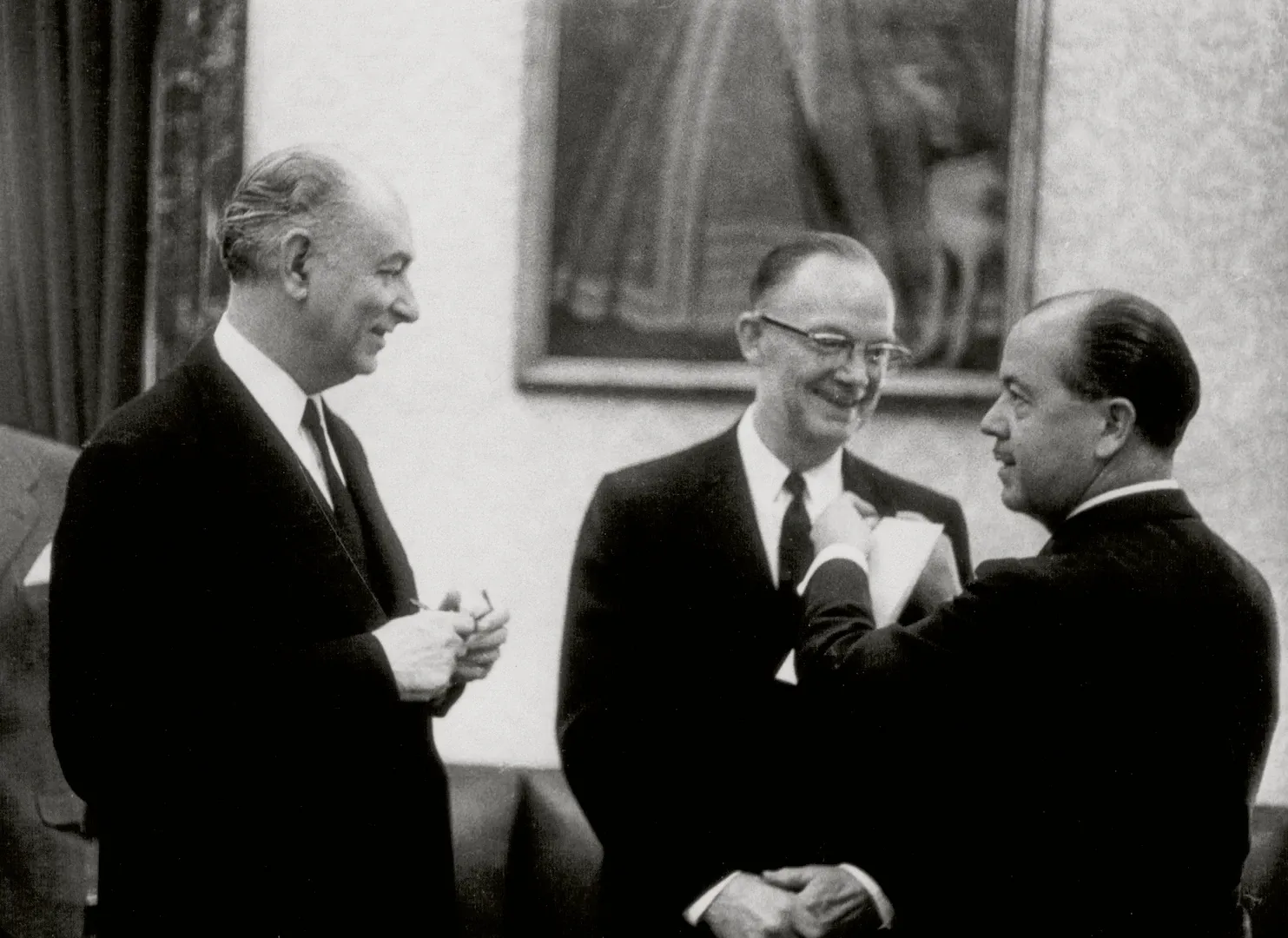 XIII Conferencia Monetaria de la American Bankers Association, celebrada en España entre el 23 y el 27 de mayo de 1966. Audiencia concedida por el jefe del Estado, Francisco Franco, en el palacio de El Pardo a un grupo de comisionados de la Conferencia. El gobernador, Mariano Navarro Rubio, con el ministro de Hacienda, Juan José Espinosa. 25 de mayo de 1966. Fotógrafo: desconocido. Positivo. Plata en gelatina. N.º inv. 4667.