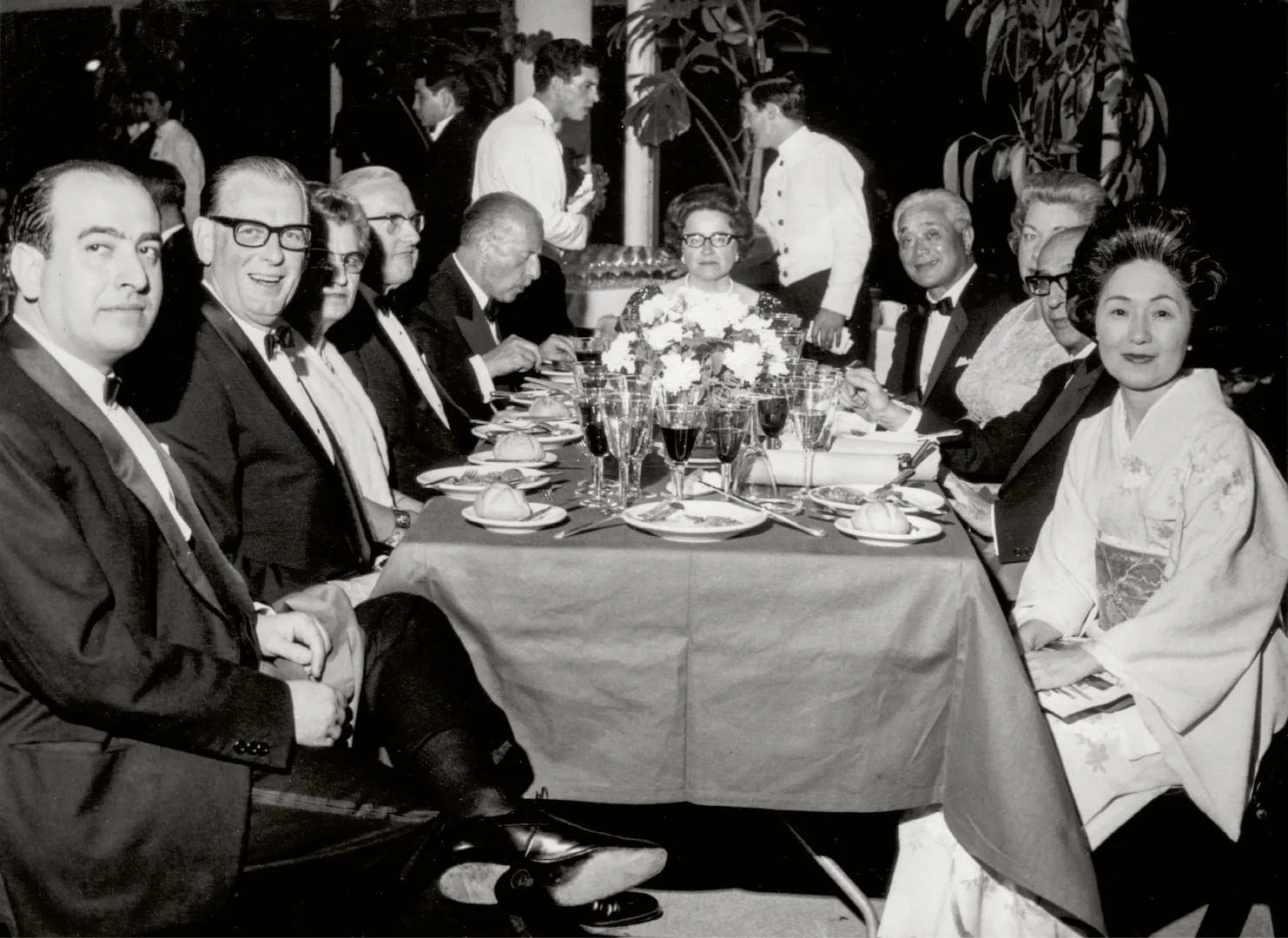 XIII Conferencia Monetaria de la American Bankers Association, celebrada en España entre el 23 y el 27 de mayo de 1966. Cena de gala ofrecida a los participantes por Juan José Espinosa, ministro de Hacienda, en Madrid. A la derecha de la fotografía, en segunda posición, se reconoce a Joan Sardà i Dexeus, exdirector del Servicio de Estudios del Banco de España y uno de los artífices del Plan de Estabilización de 1959. Fotógrafo: Manuel Aumente Menéndez. Positivo. Plata en gelatina. N.º inv. 4700.