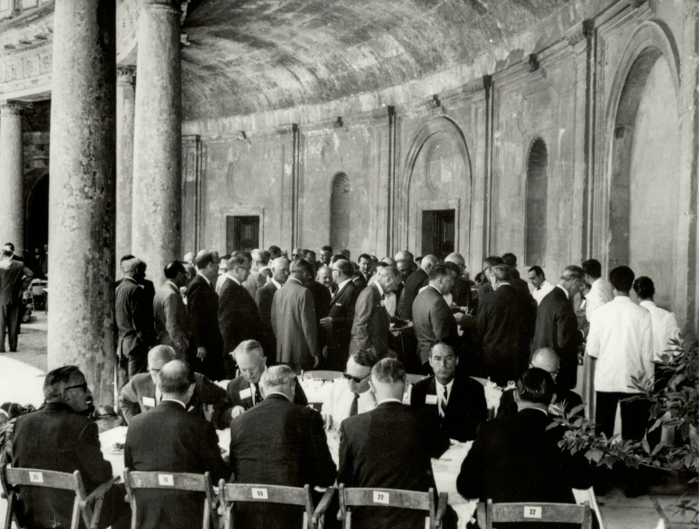 XIII Conferencia Monetaria de la American Bankers Association, celebrada en España entre el 23 y el 27 de mayo de 1966. Sesiones de trabajo en el palacio de Carlos V de Granada. 26 y 27 de mayo de 1966. Fotógrafo: Manuel Torres Molina. Positivo. Plata en gelatina. N.º inv. 4721.