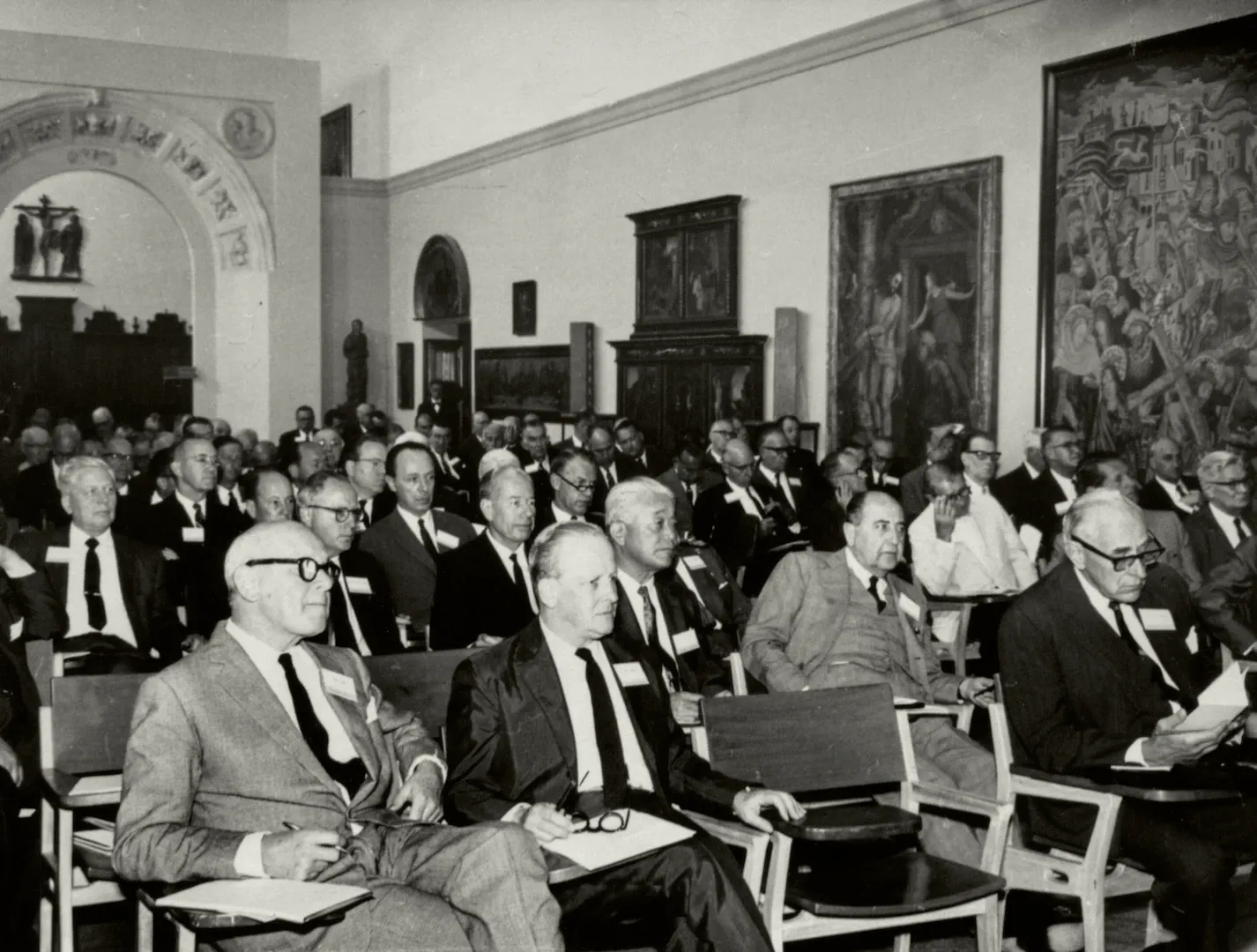 XIII Conferencia Monetaria de la American Bankers Association, celebrada en España entre el 23 y el 27 de mayo de 1966. Sesiones de trabajo en el palacio de Carlos V de Granada. Presiden las sesiones George Champion y Pierre-Paul Schweitzer, director general del Fondo Monetario Internacional. Asisten a las reuniones, entre otros, Archie Kimbrough Davis, presidente de la American Bankers Association; Henry Hammill Fowler, secretario del Tesoro de Estados Unidos; J. Dewey Daane, miembro del Consejo de Gobernadores de la Reserva Federal de Estados Unidos, y Mariano Navarro Rubio, gobernador del Banco de España. 26 y 27 de mayo de 1966. Fotógrafo: Manuel Torres Molina. Positivo. Plata en gelatina. N.º inv. 4728.