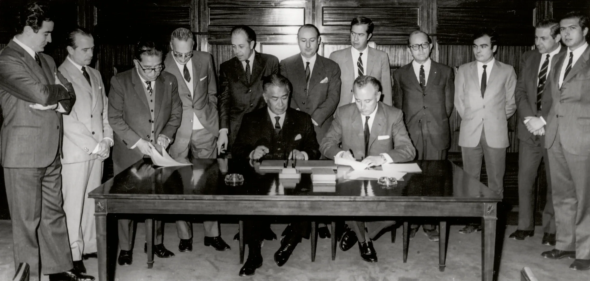 Firma del convenio de pagos entre España y México a cargo de José María González Vallés, subgobernador 3.º y director general del Instituto Español de Moneda Extranjera, y de Antonio Armendáriz Cárdenas, director general del Banco Nacional de Comercio Exterior de México. 18 de mayo de 1970. Fotógrafo: desconocido. Positivo. Plata en gelatina. N.º inv. 4757.