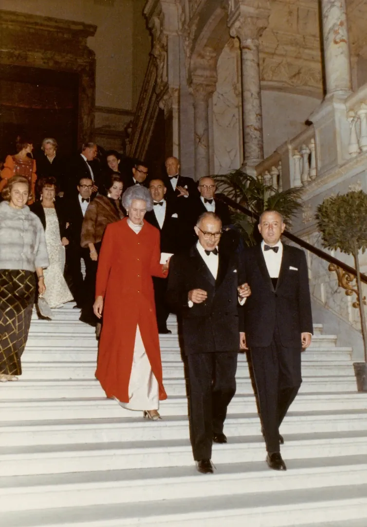 Visita oficial al Banco de España de Karl Klasen, gobernador del Deutsche Bundesbank, invitado por Luis Coronel de Palma, gobernador del Banco de España. Bajando la escalera principal, en primer plano, Hermann Meyer-Lindenberg, embajador de la República Federal de Alemania en Madrid, y José María González Vallés, subgobernador 3.º del Banco de España. 26 de octubre de 1970. Fotógrafo: desconocido. Positivo. Copia cromógena. N.º inv. 4773.