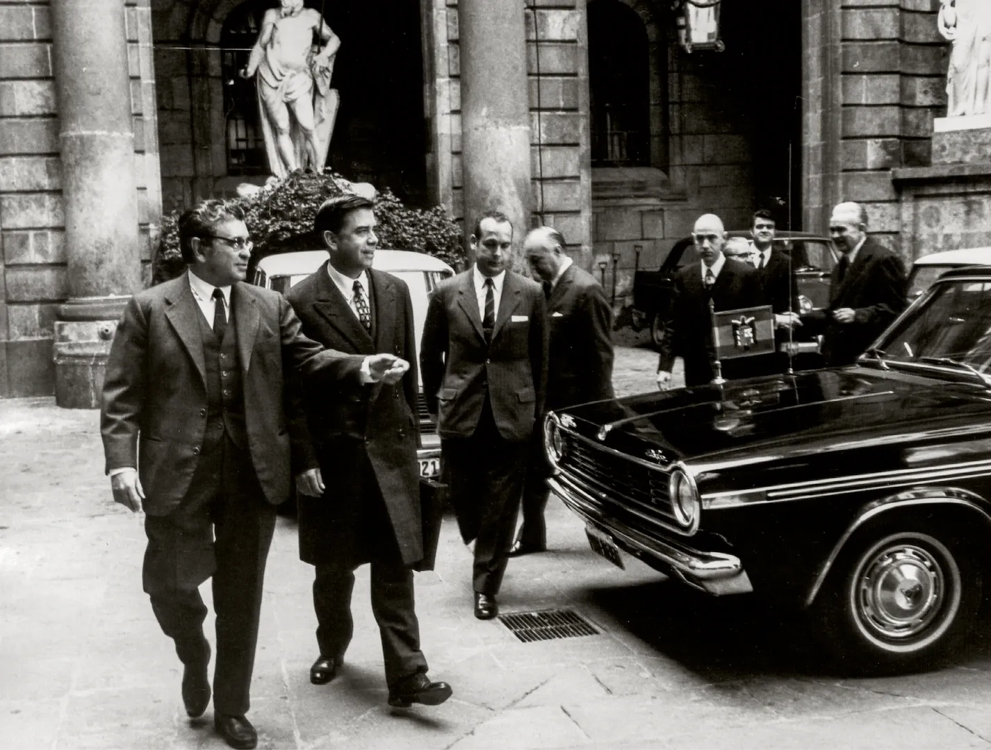 Reunión del ministro de Hacienda y del gobernador del Banco de España con la mesa de la Cámara Oficial de Comercio, Industria y Navegación de Barcelona en la casa Lonja del Mar. Llegada de Alberto Monreal Luque, ministro de Hacienda. 23 de marzo de 1971. Fotógrafo: Carlos Pérez de Rozas. Positivo. Plata en gelatina. N.º inv. 4867.