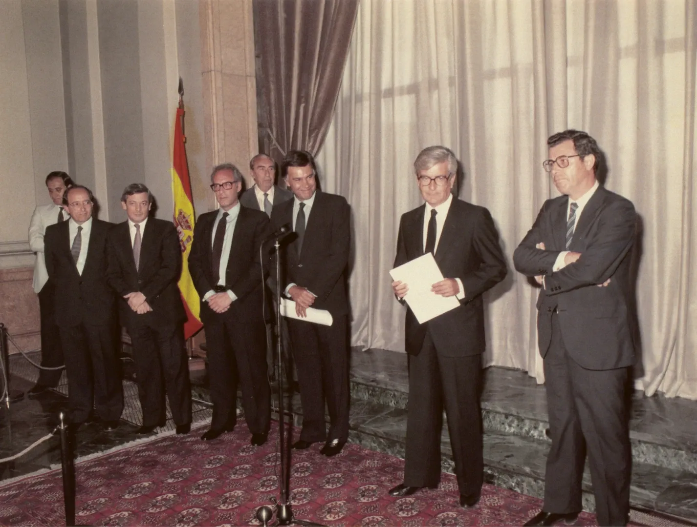 Toma de posesión de Mariano Rubio como gobernador del Banco de España. De izquierda a derecha, Miguel Ángel Fernández Ordoñez, secretario de Estado de Economía, Hacienda y Comercio; Carlos Solchaga, ministro de Industria y Energía; Miguel Boyer, ministro de Economía, Hacienda y Comercio; Felipe González, presidente del Gobierno; Mariano Rubio, gobernador del Banco de España, y José Ramón Álvarez Rendueles, gobernador saliente. 24 de julio de 1984. Fotógrafo: desconocido. Positivo. Copia cromógena. N.º inv. 5041.