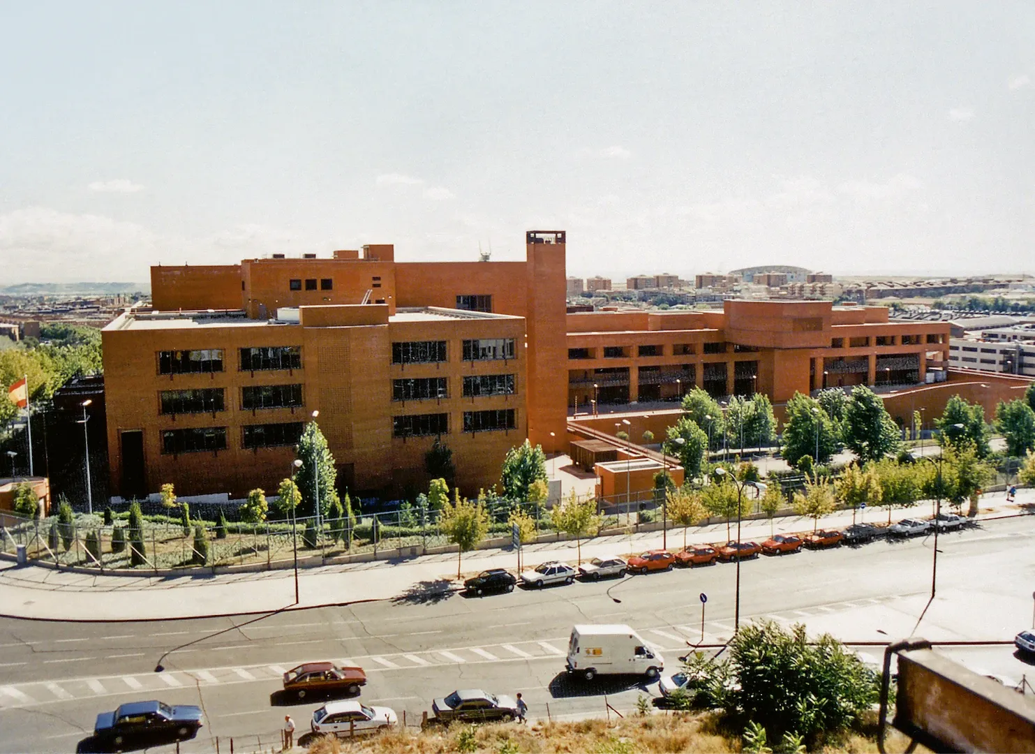 Madrid. Exterior del edificio del Banco de España en la calle de Alcalá, 522, construido entre 1983 y 1992 por los arquitectos Ramón Vázquez Molezún y José Antonio Corrales. 1995. Fotógrafo: desconocido. Positivo. Copia cromógena. N.º inv. 5197.