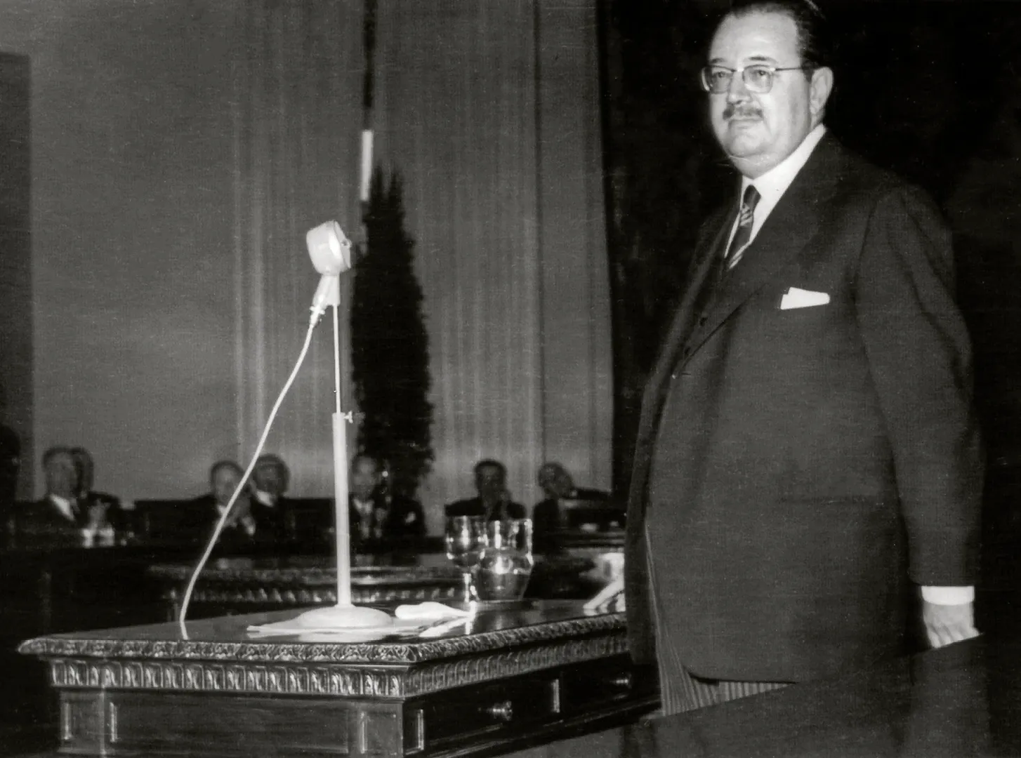 Actos de celebración del centenario del Banco de España, creado por la Ley de 28 de enero de 1856. Discurso en el salón de Juntas de Accionistas. Intervención de José Larraz, exministro de Hacienda. 1956. Fotógrafo: desconocido. Positivo. Plata en gelatina. N.º inv. 5398.