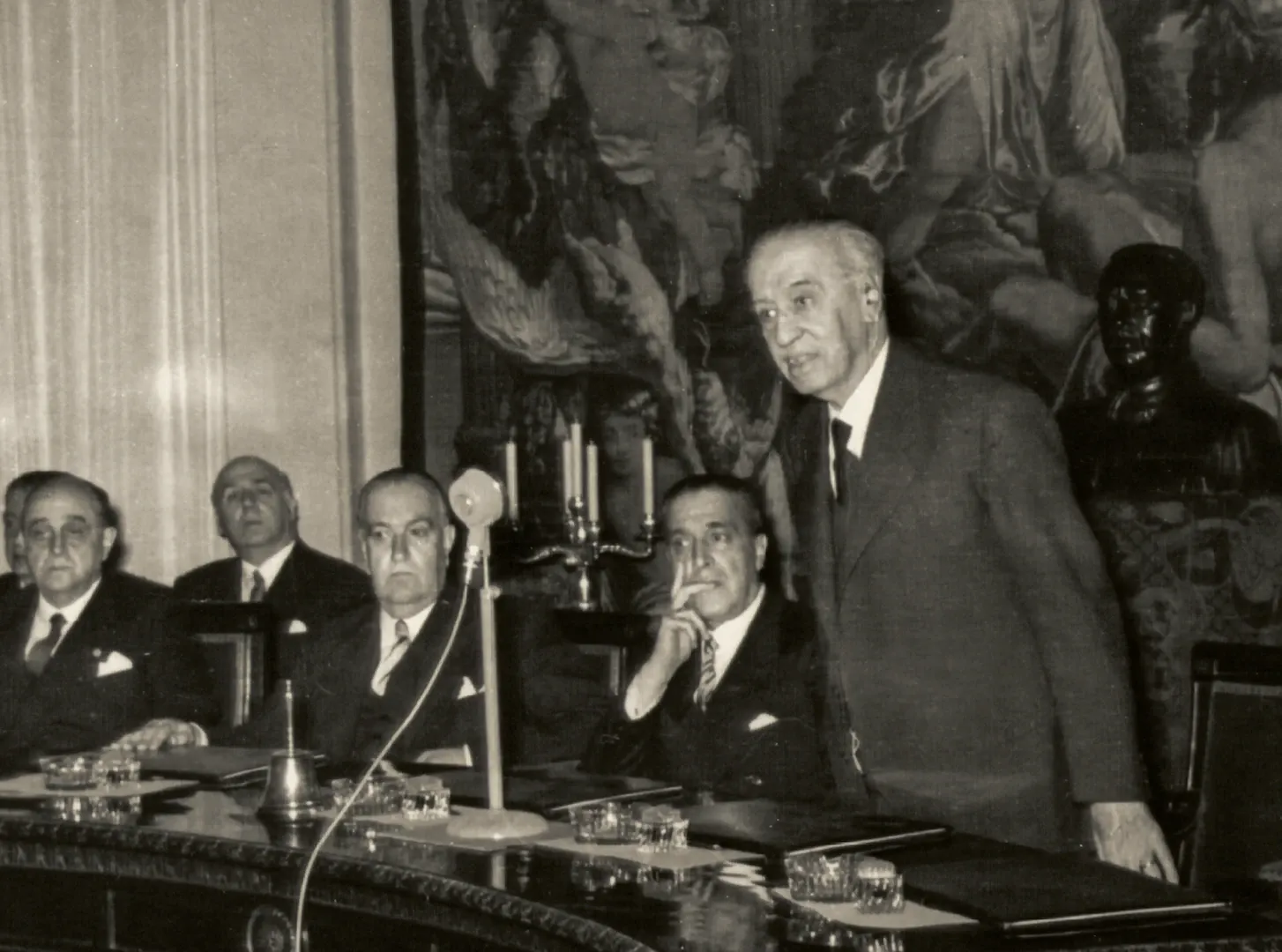 Actos de celebración del centenario del Banco de España, creado por la Ley de 28 de enero de 1856. Intervención en el salón de Juntas de Accionistas. Intervención de Joaquín Benjumea, gobernador. 1956. Fotógrafo: desconocido. Positivo. Plata en gelatina. N.º inv. 5400.