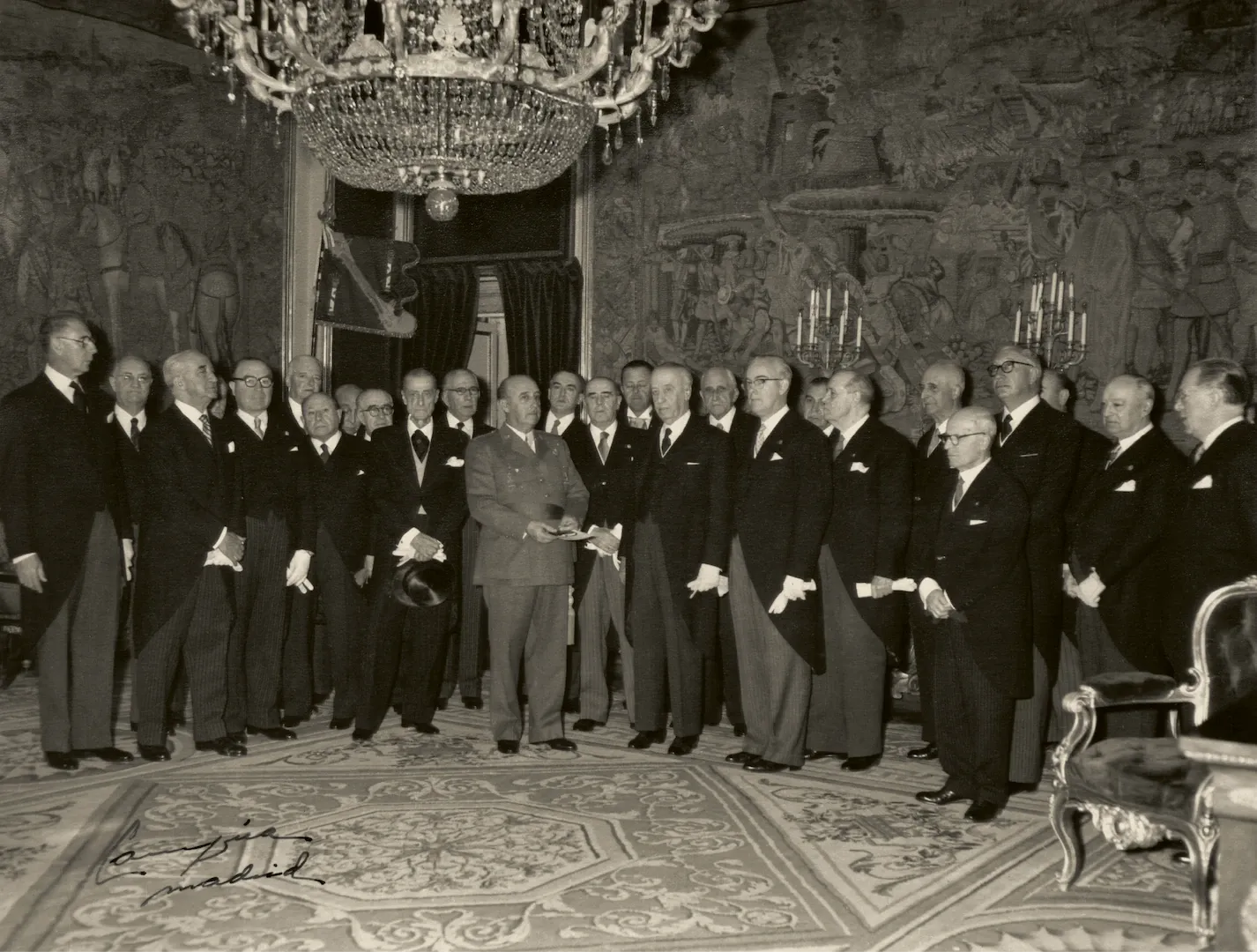 Actos de celebración del centenario del Banco de España, creado por la Ley de 28 de enero de 1856. Recepción del jefe del Estado, Francisco Franco, a los miembros del Consejo de Gobierno en el palacio de El Pardo. 1956. Fotógrafo: Campúa. Positivo. Plata en gelatina. N.º inv. 5451.