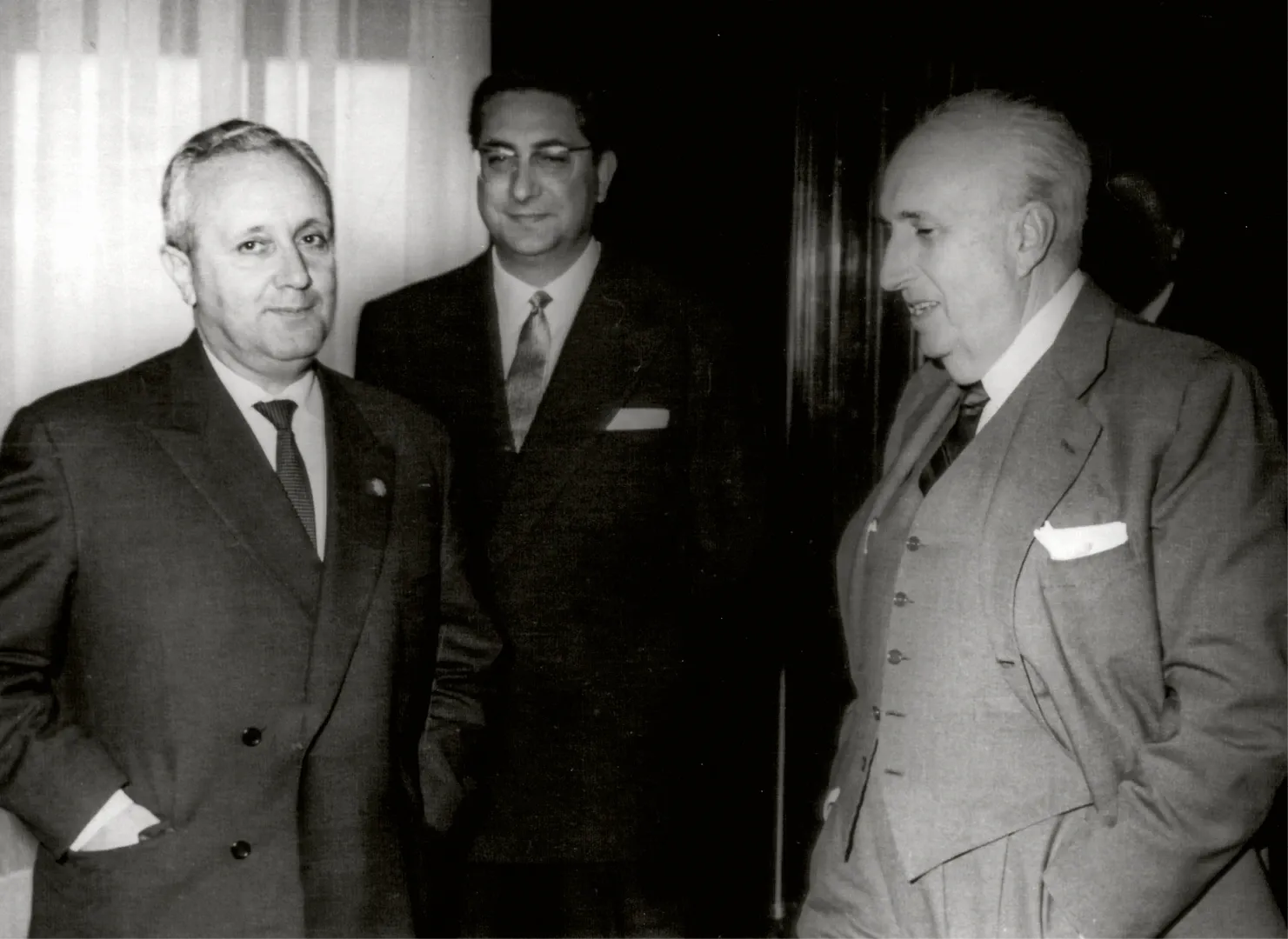 Comida homenaje ofrecida a Gabriel Ferras, director de la División Europea del Fondo Monetario Internacional, en agradecimiento a su colaboración en el Plan de Estabilización de 1959. De izquierda a derecha, Gabriel Ferras, Gonzalo Lacalle Leloup, gobernador del Banco de España en funciones, y Francisco Cárdenas y de la Torre, consejero. 1964. Fotógrafo: desconocido. Positivo. Plata en gelatina. N.º inv. 5481.