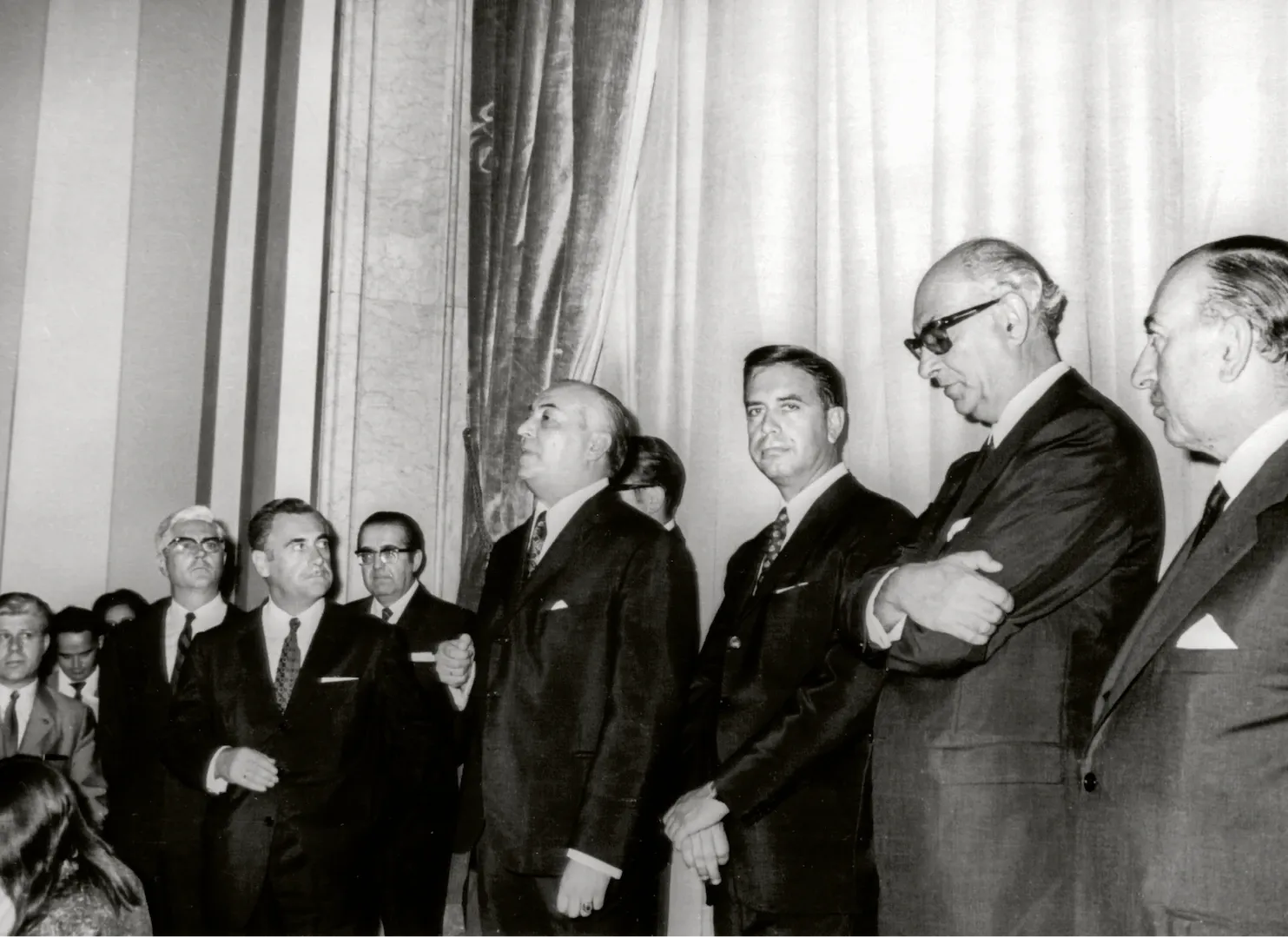 Toma de posesión de Luis Coronel de Palma como gobernador del Banco de España. A su izquierda, Alberto Monreal Luque, ministro de Hacienda, y Mariano Navarro Rubio, gobernador saliente. 28 de julio de 1970. Fotógrafo: desconocido. Positivo. Plata en gelatina. N.º inv. 5730.